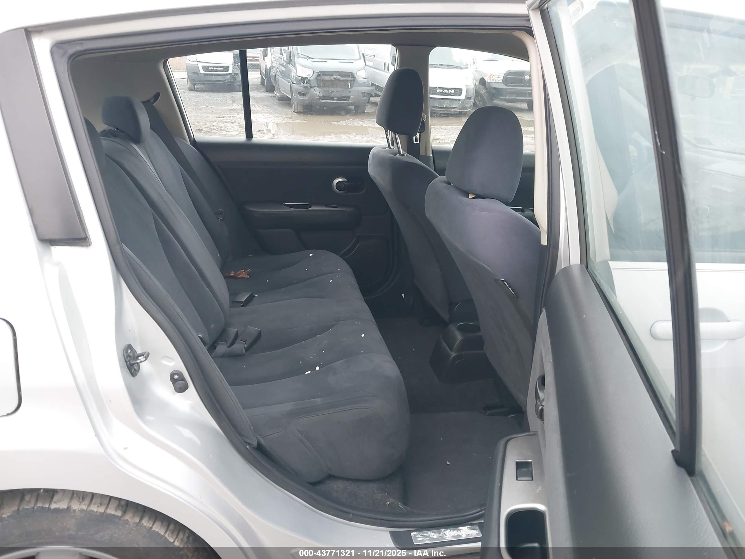 NISSAN VERSA image 8