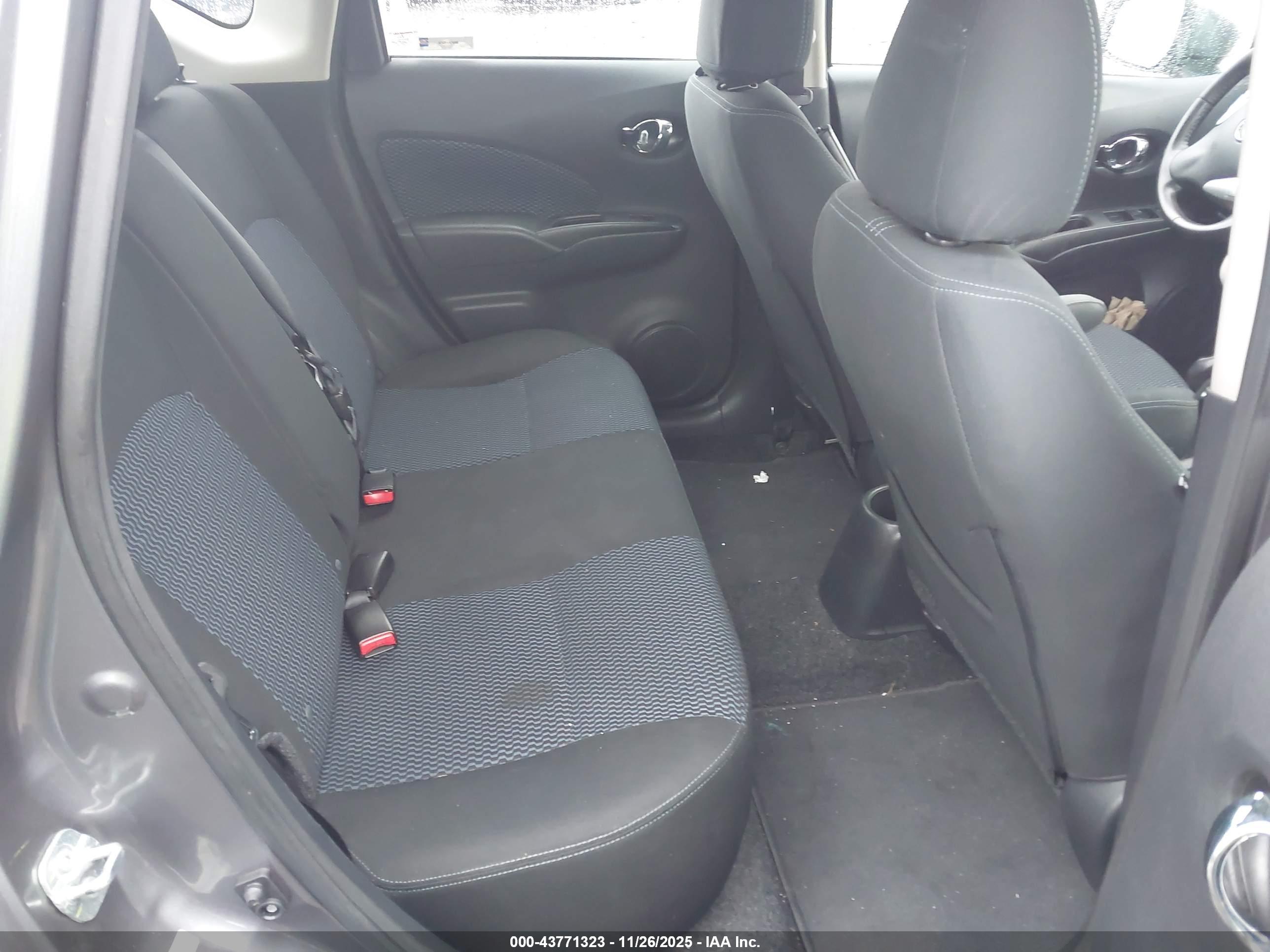 NISSAN VERSA image 8