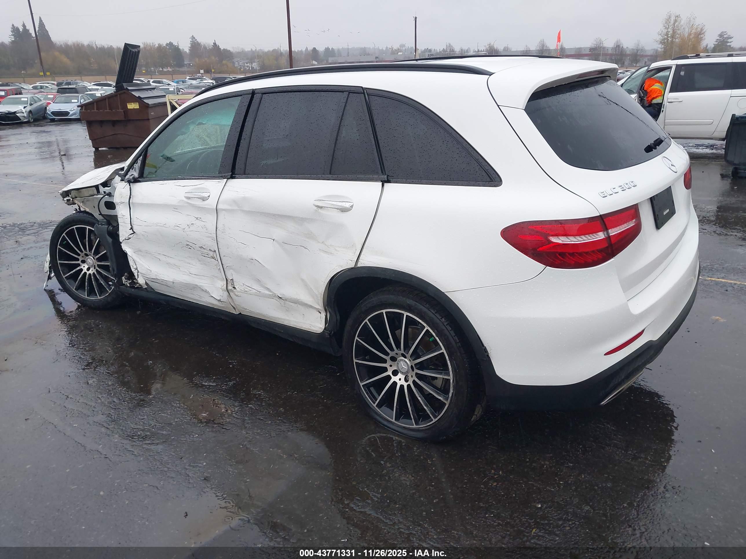 MERCEDES-BENZ GLC image 3
