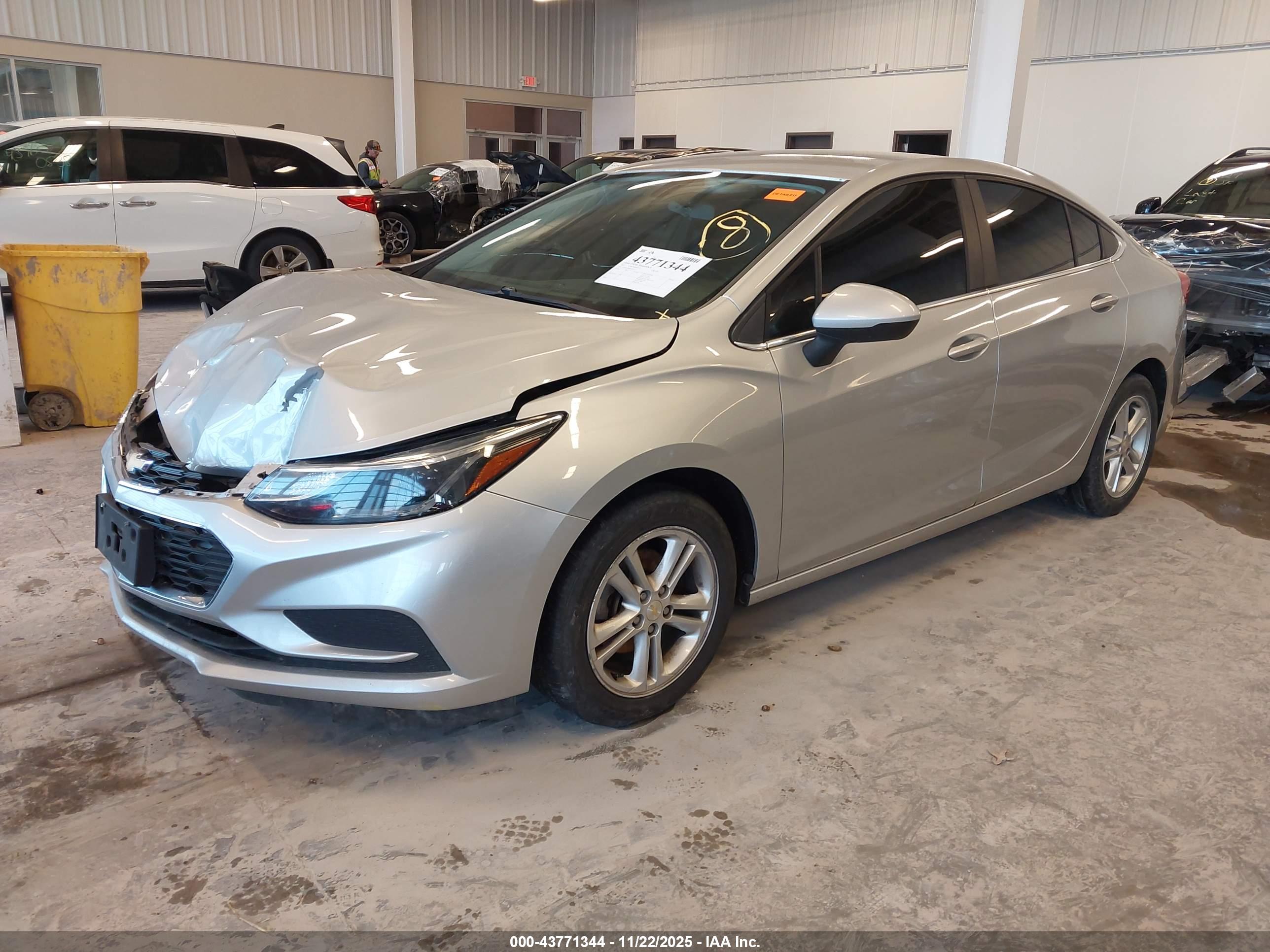 CHEVROLET CRUZE image 2