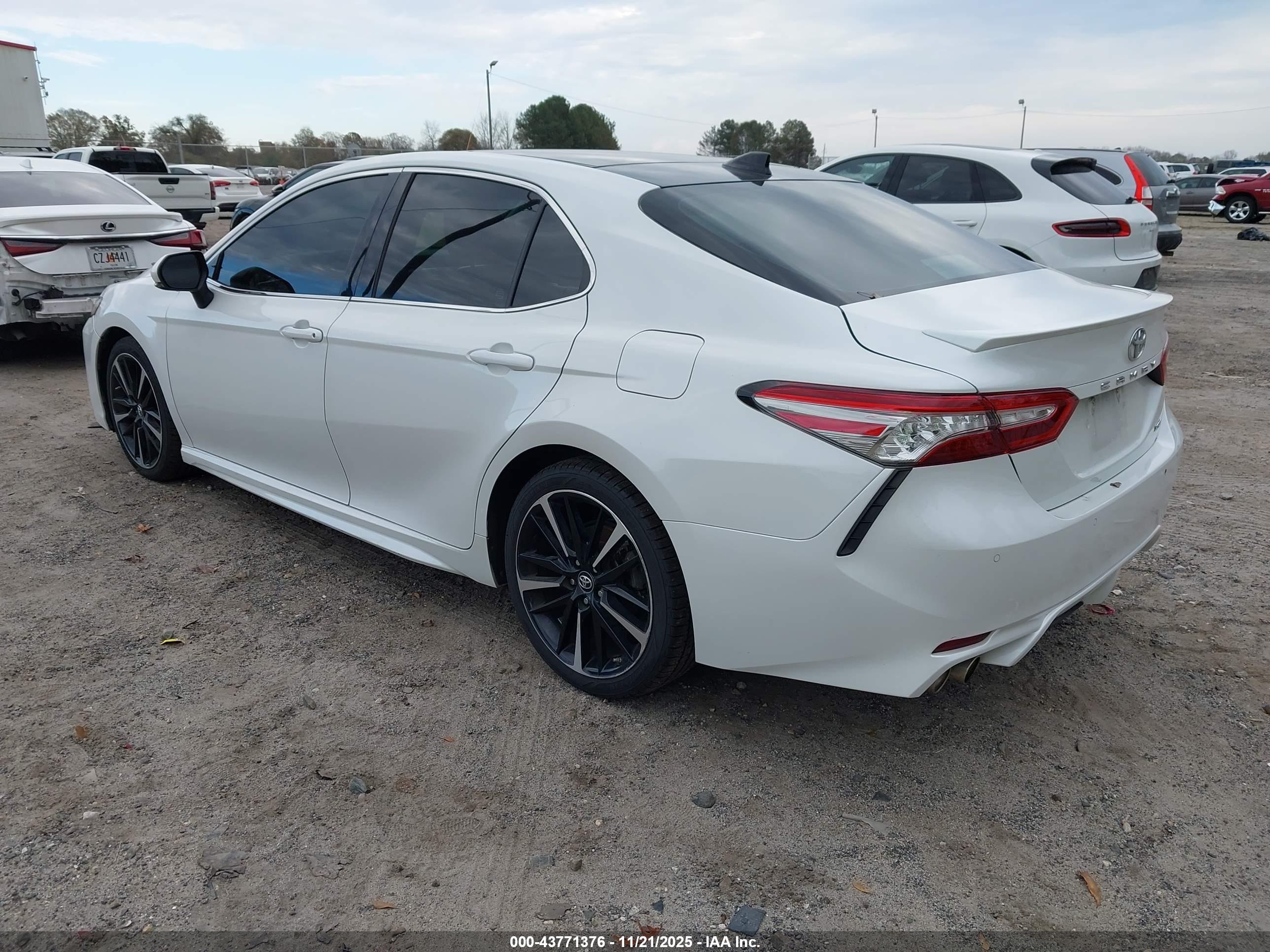 TOYOTA CAMRY image 3