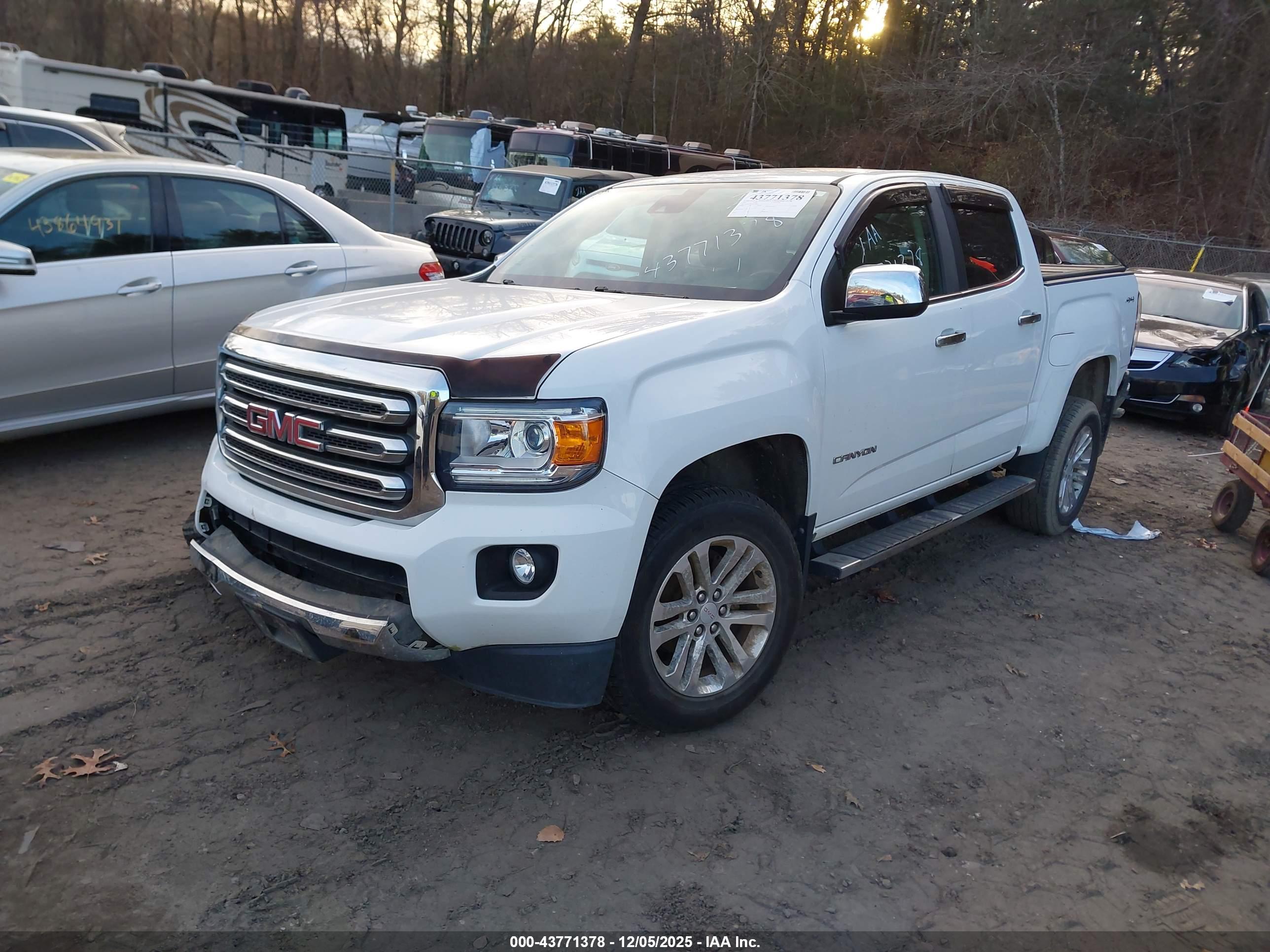 GMC CANYON image 2
