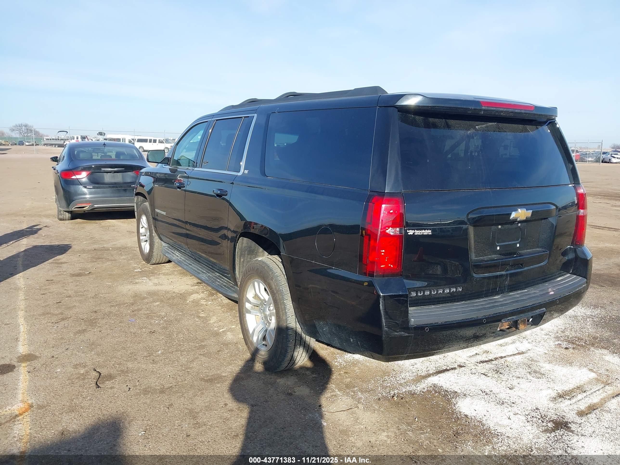 CHEVROLET SUBURBAN image 3