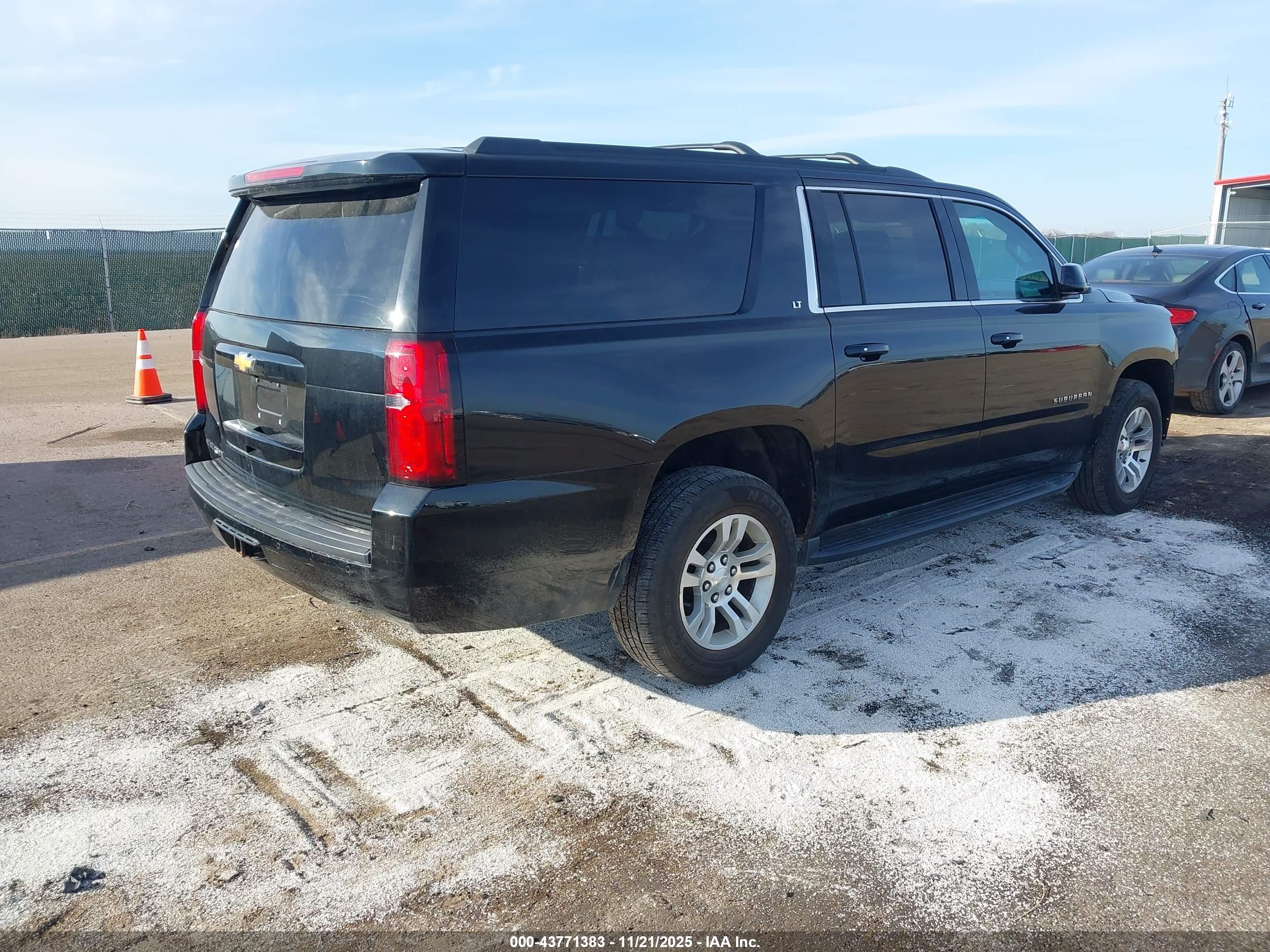 CHEVROLET SUBURBAN image 4