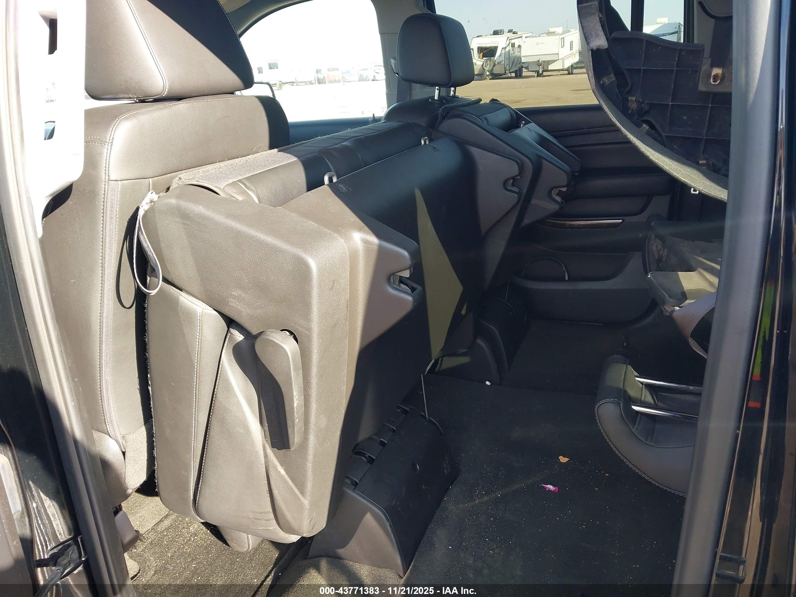 CHEVROLET SUBURBAN image 8