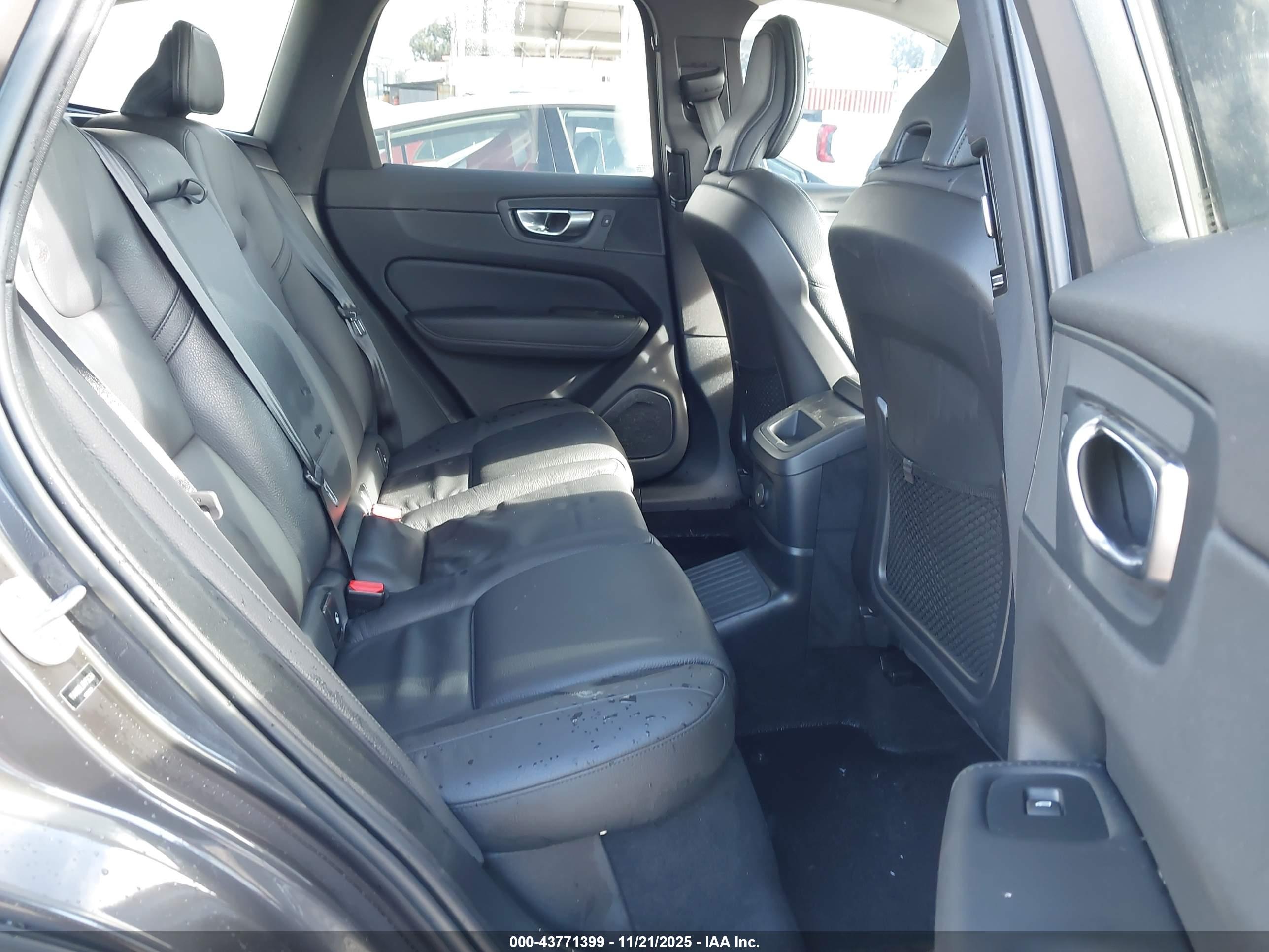 VOLVO XC60 image 8