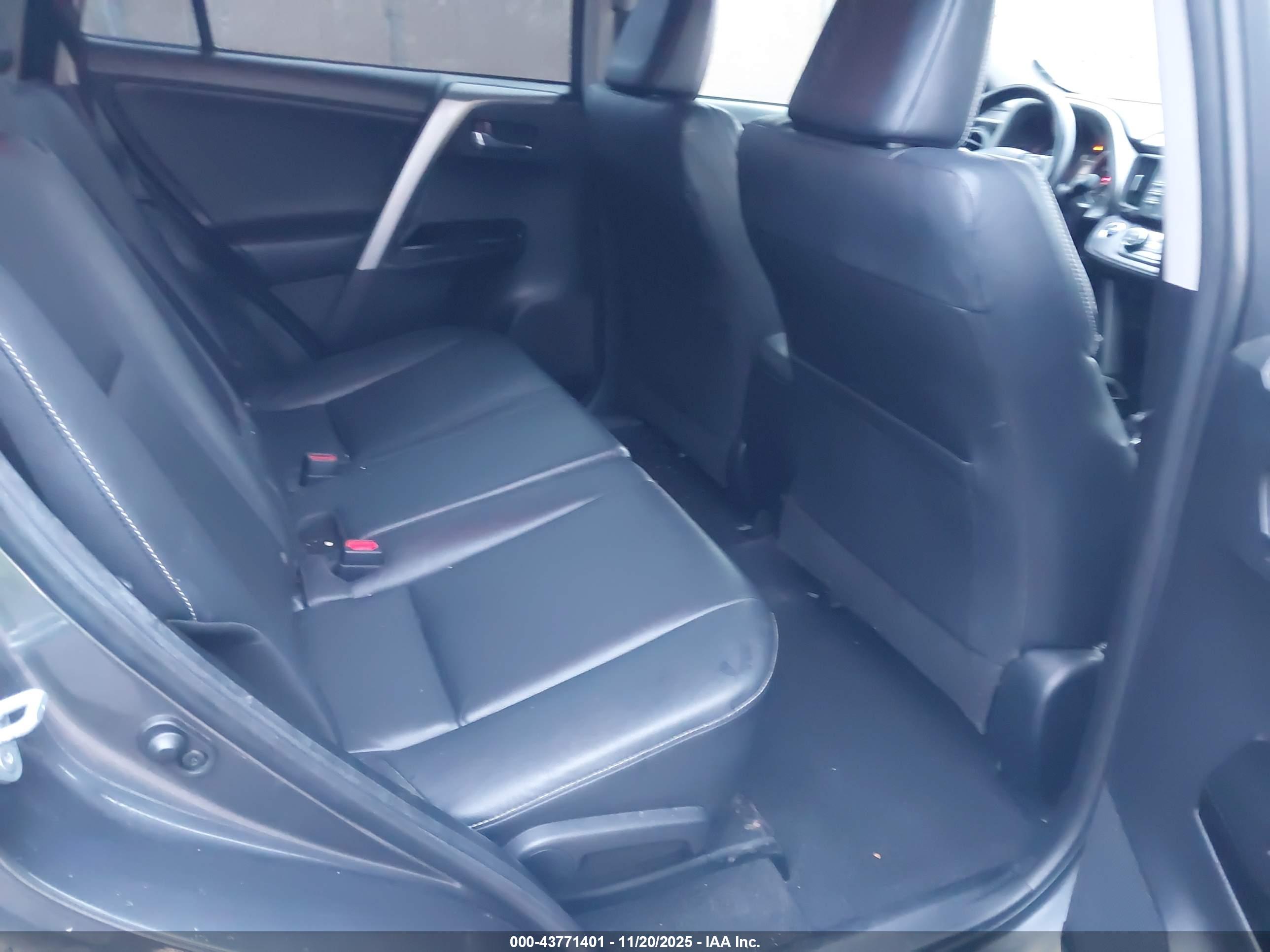 TOYOTA RAV4 image 8