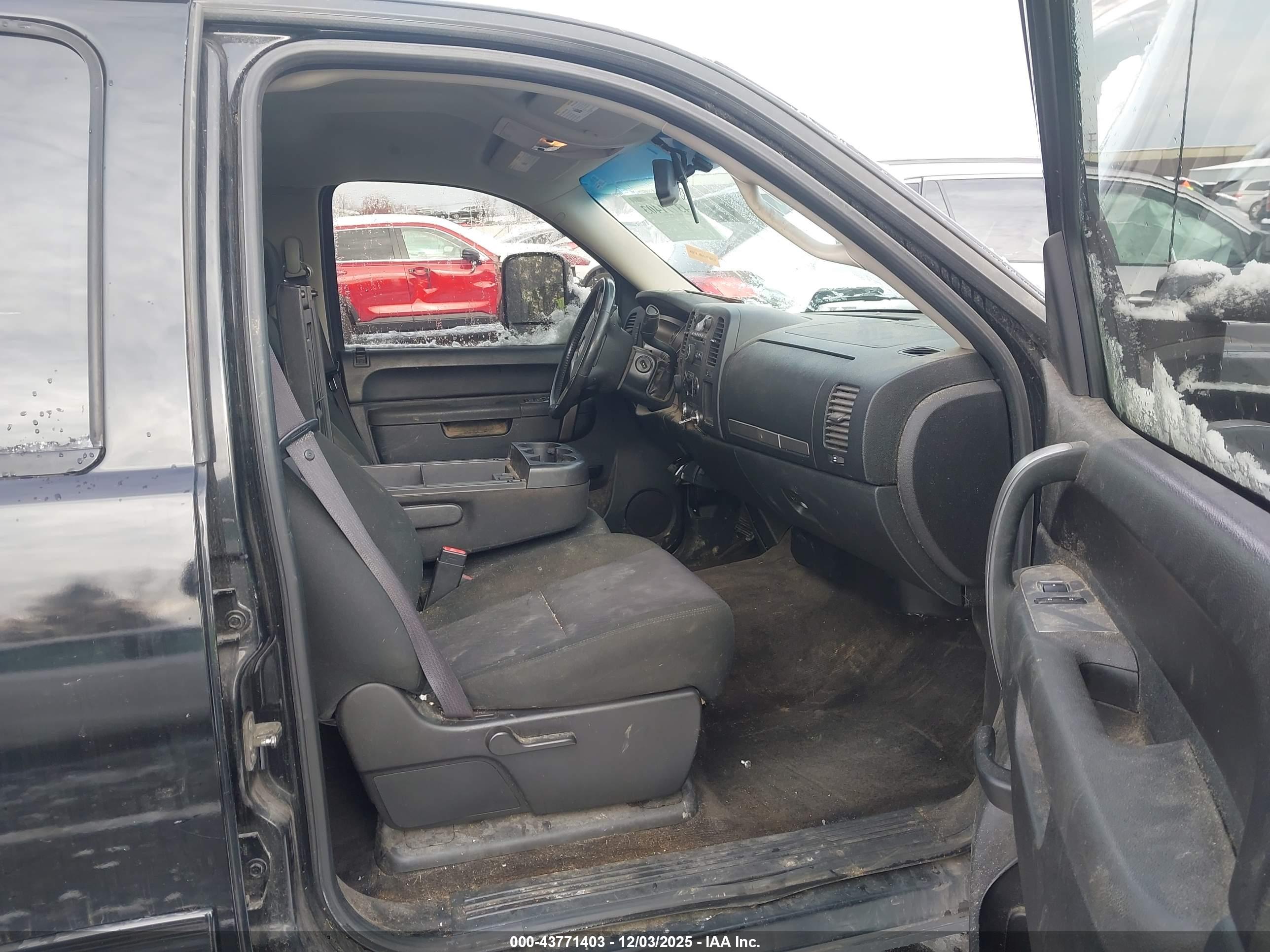 CHEVROLET SILVERADO image 5