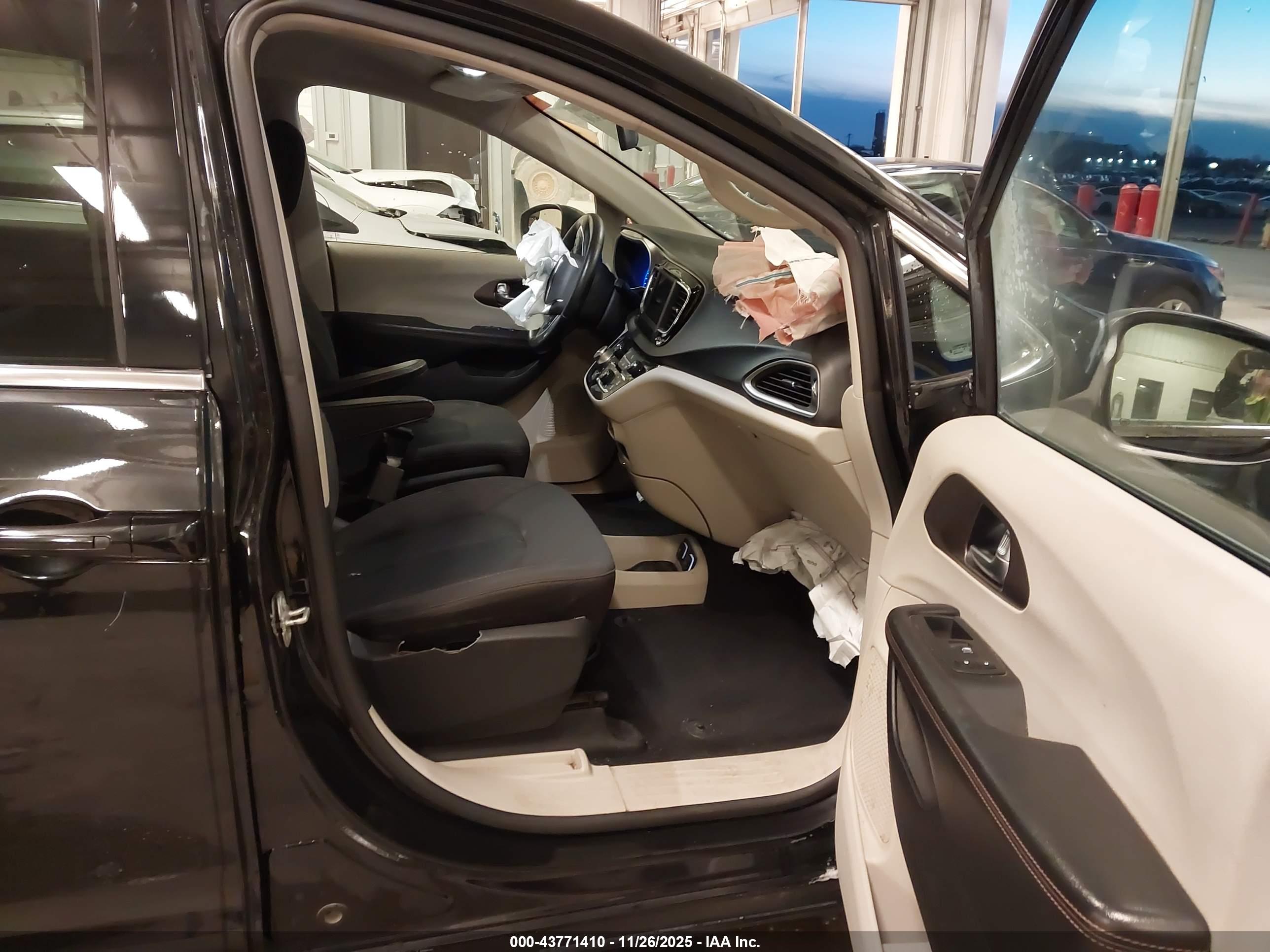 CHRYSLER PACIFICA image 5
