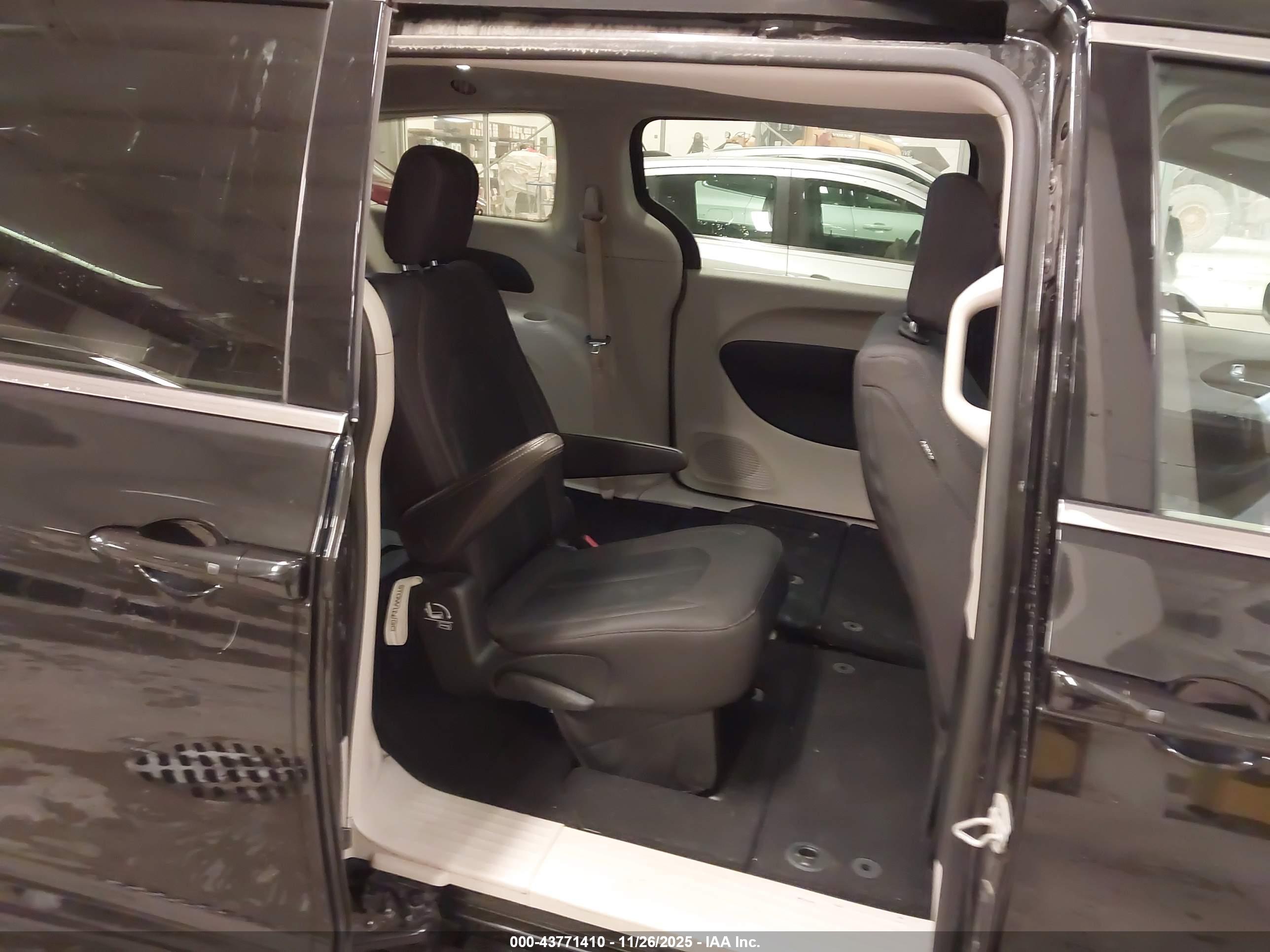 CHRYSLER PACIFICA image 8