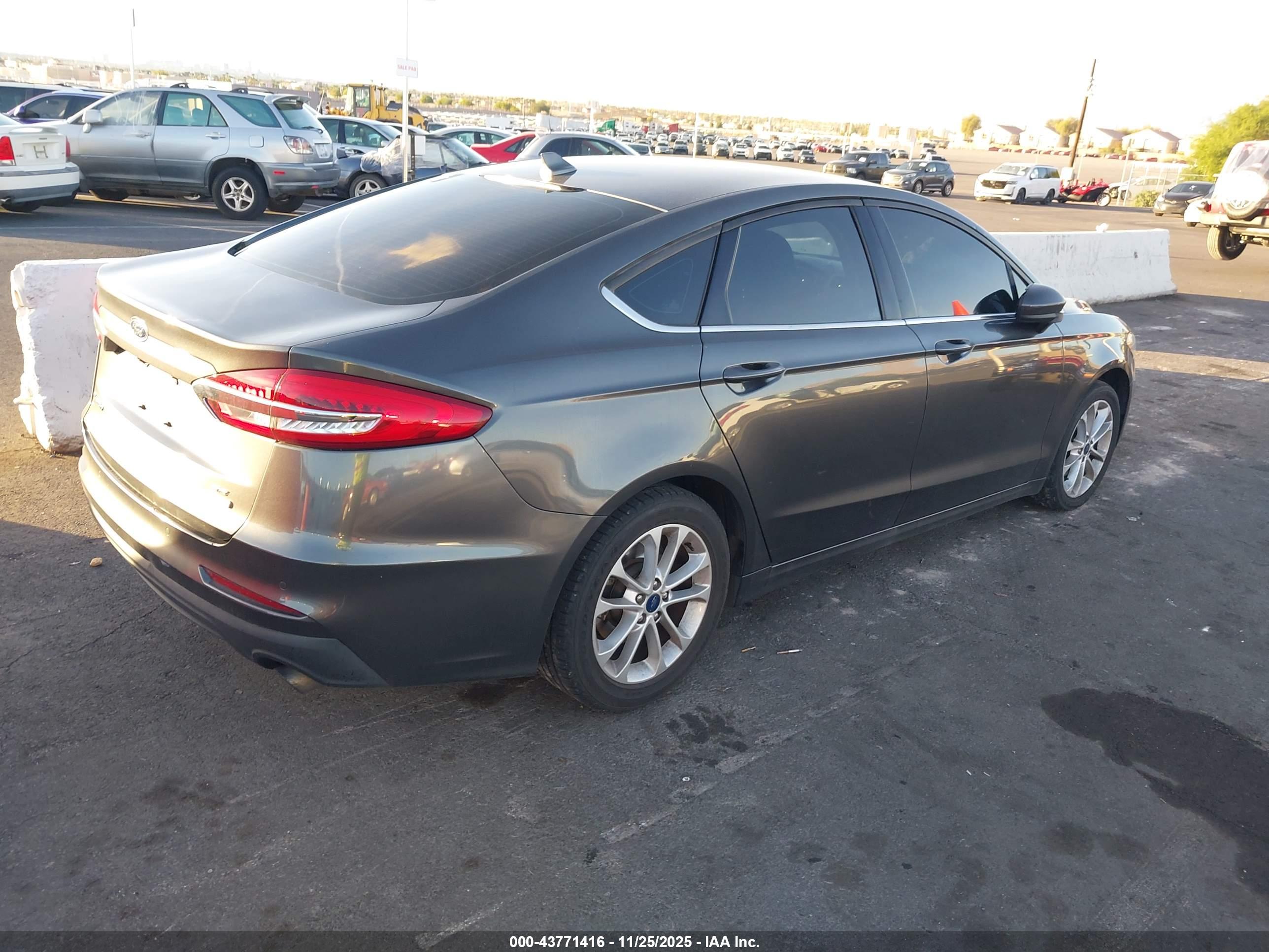 FORD FUSION image 4