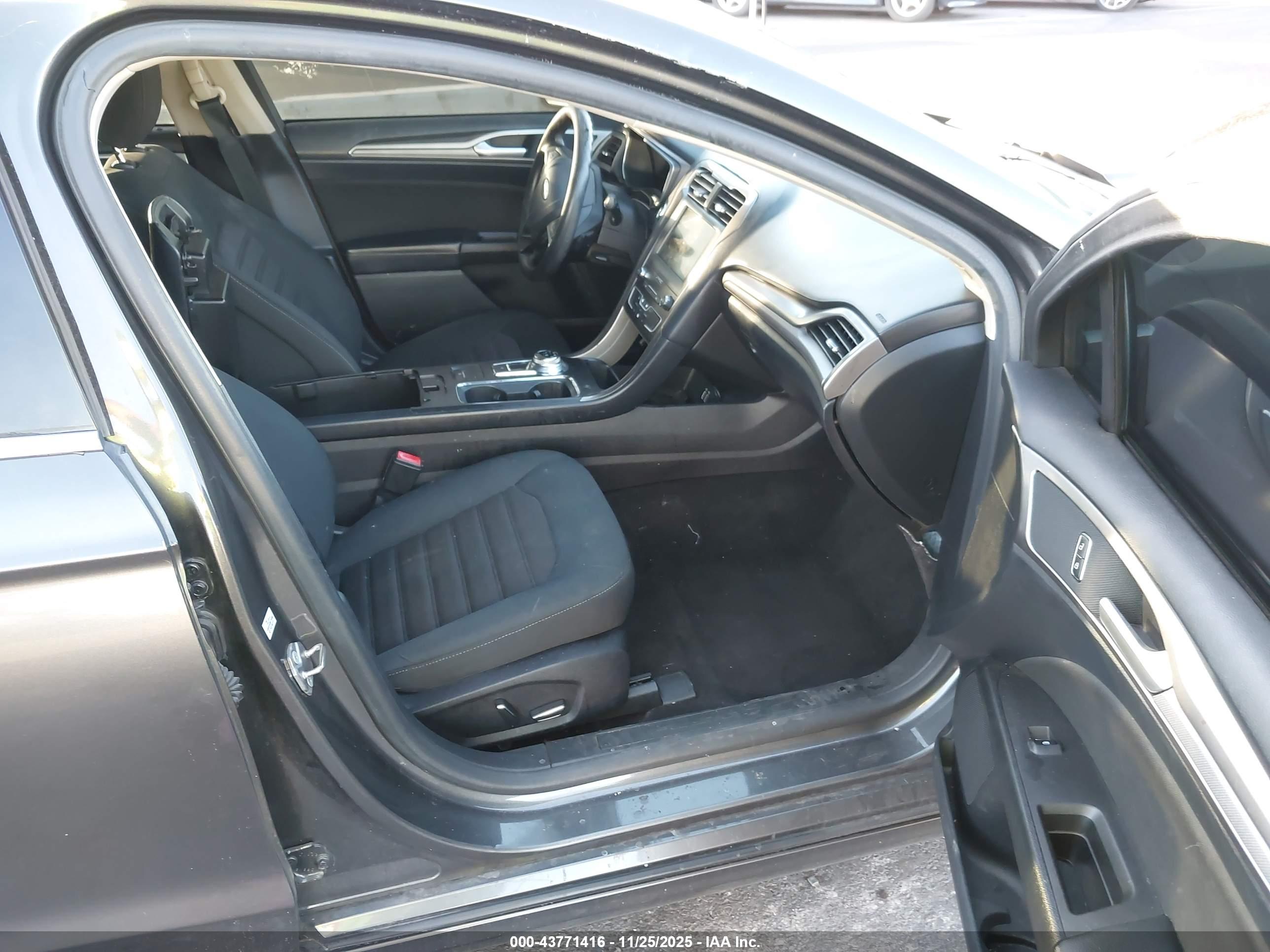FORD FUSION image 5