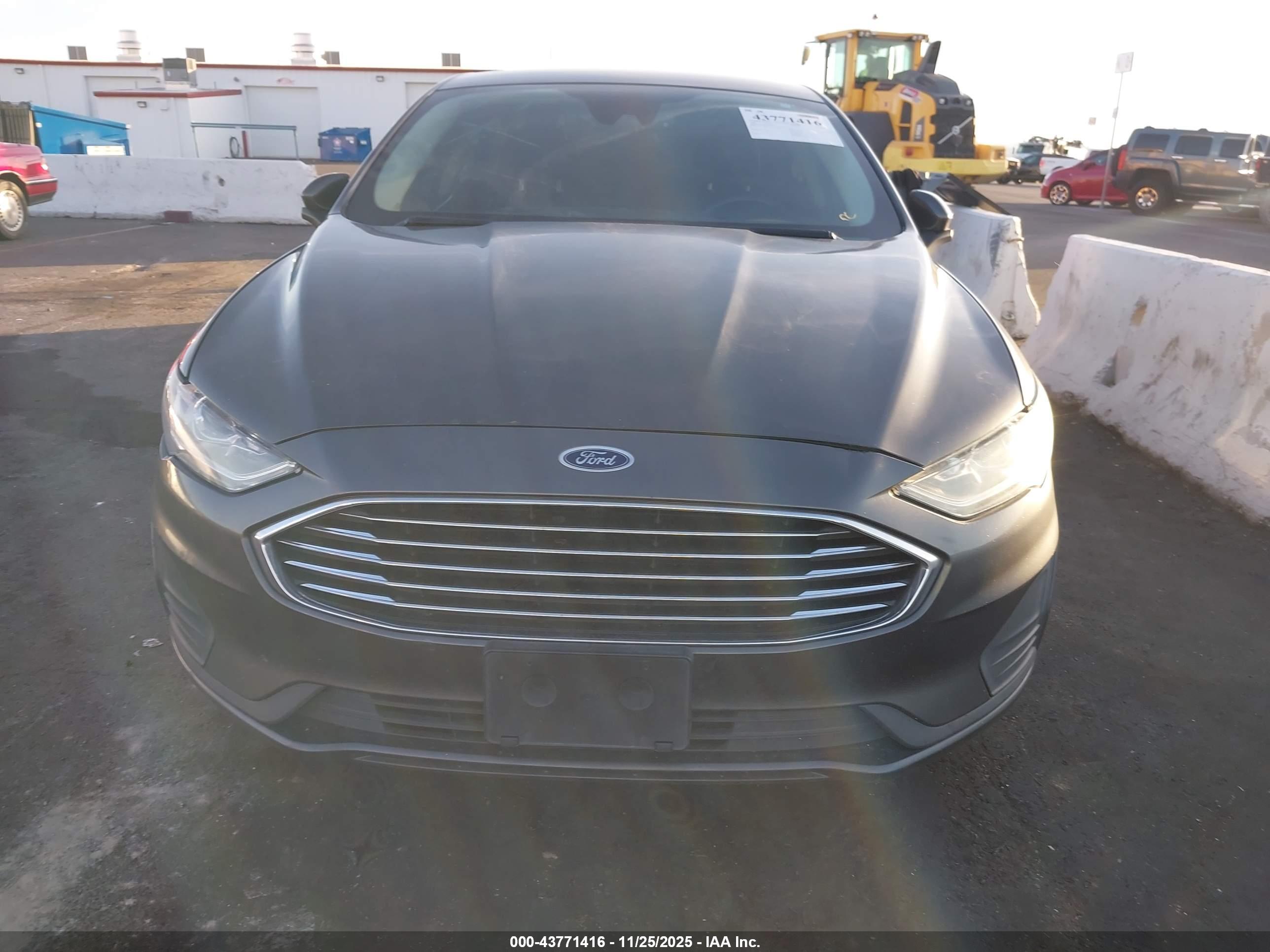 FORD FUSION image 6