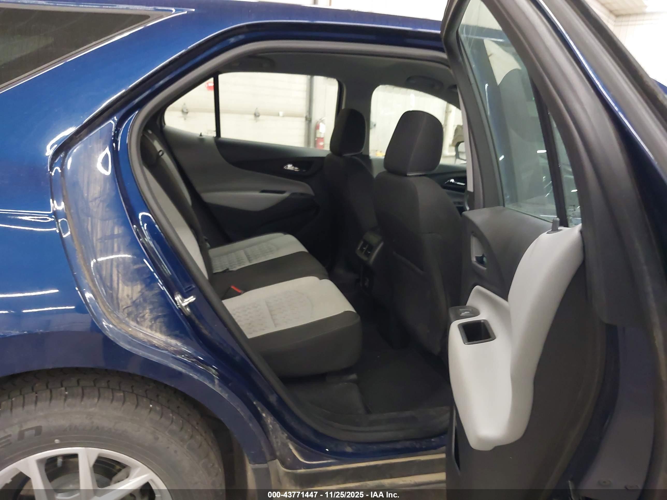 CHEVROLET EQUINOX image 8