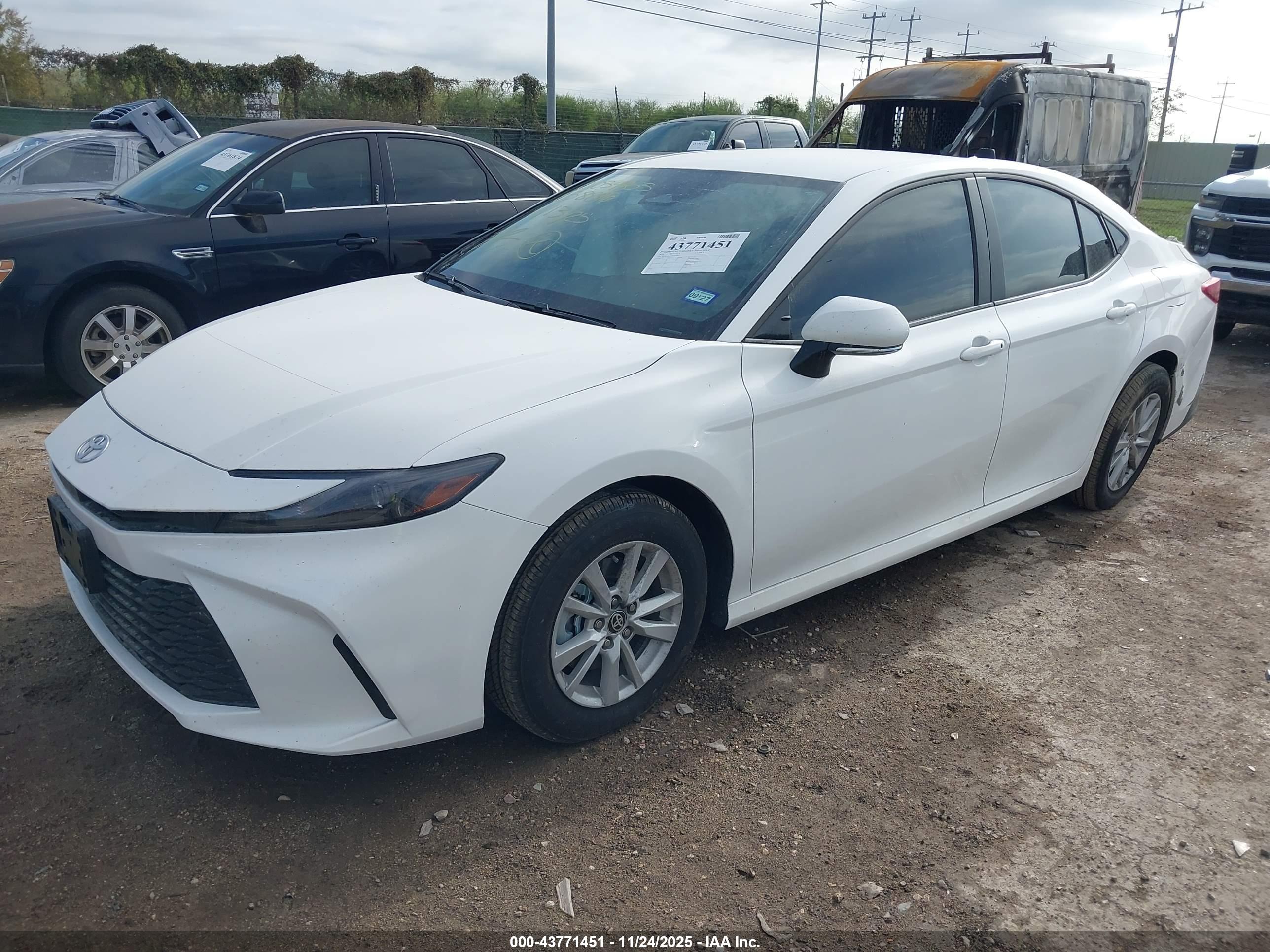 TOYOTA CAMRY image 2