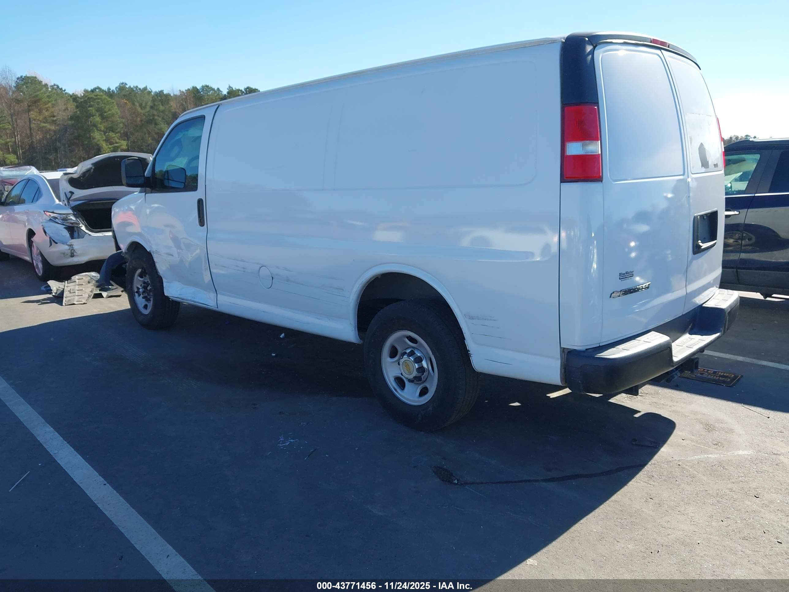 CHEVROLET EXPRESS image 3