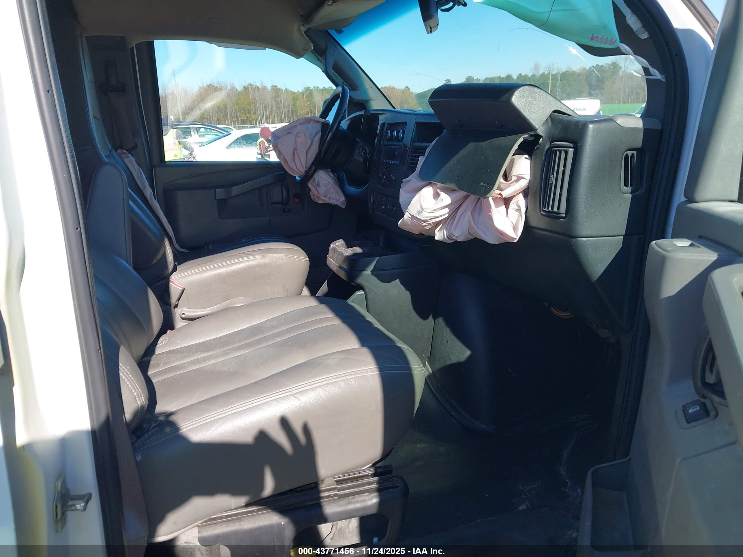 CHEVROLET EXPRESS image 5