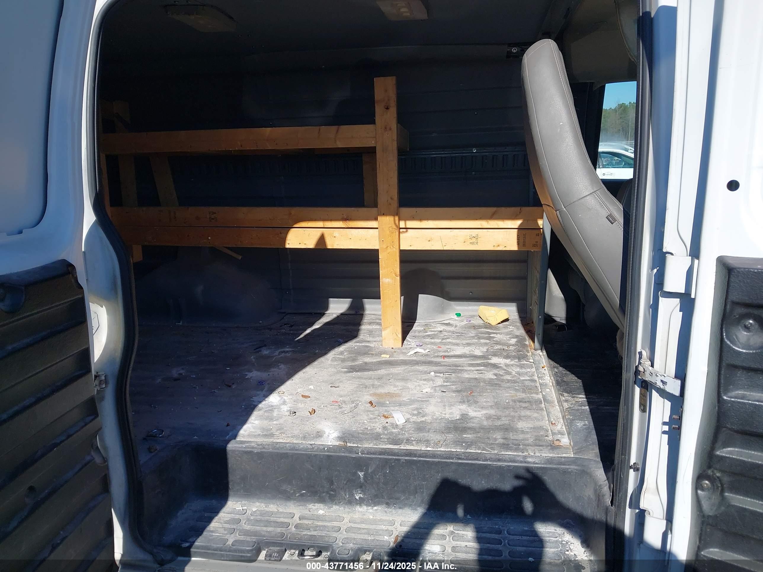 CHEVROLET EXPRESS image 8