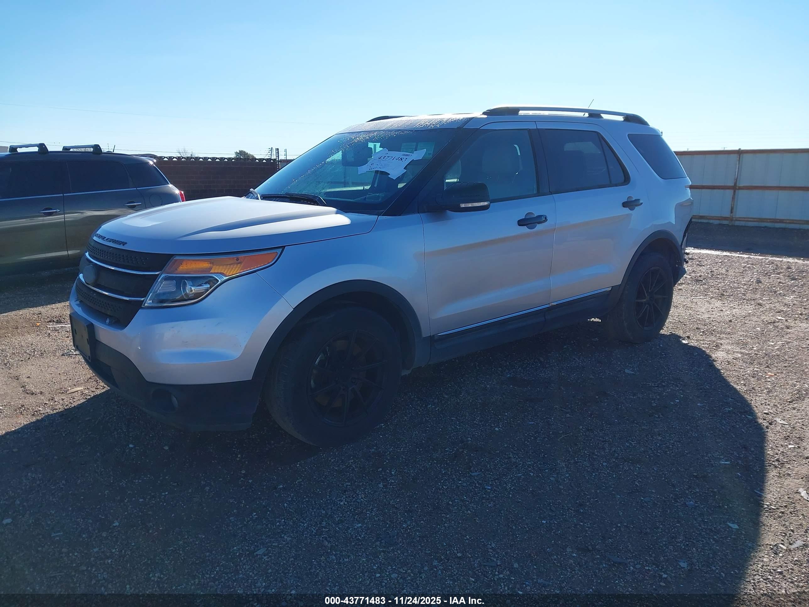 FORD EXPLORER image 2