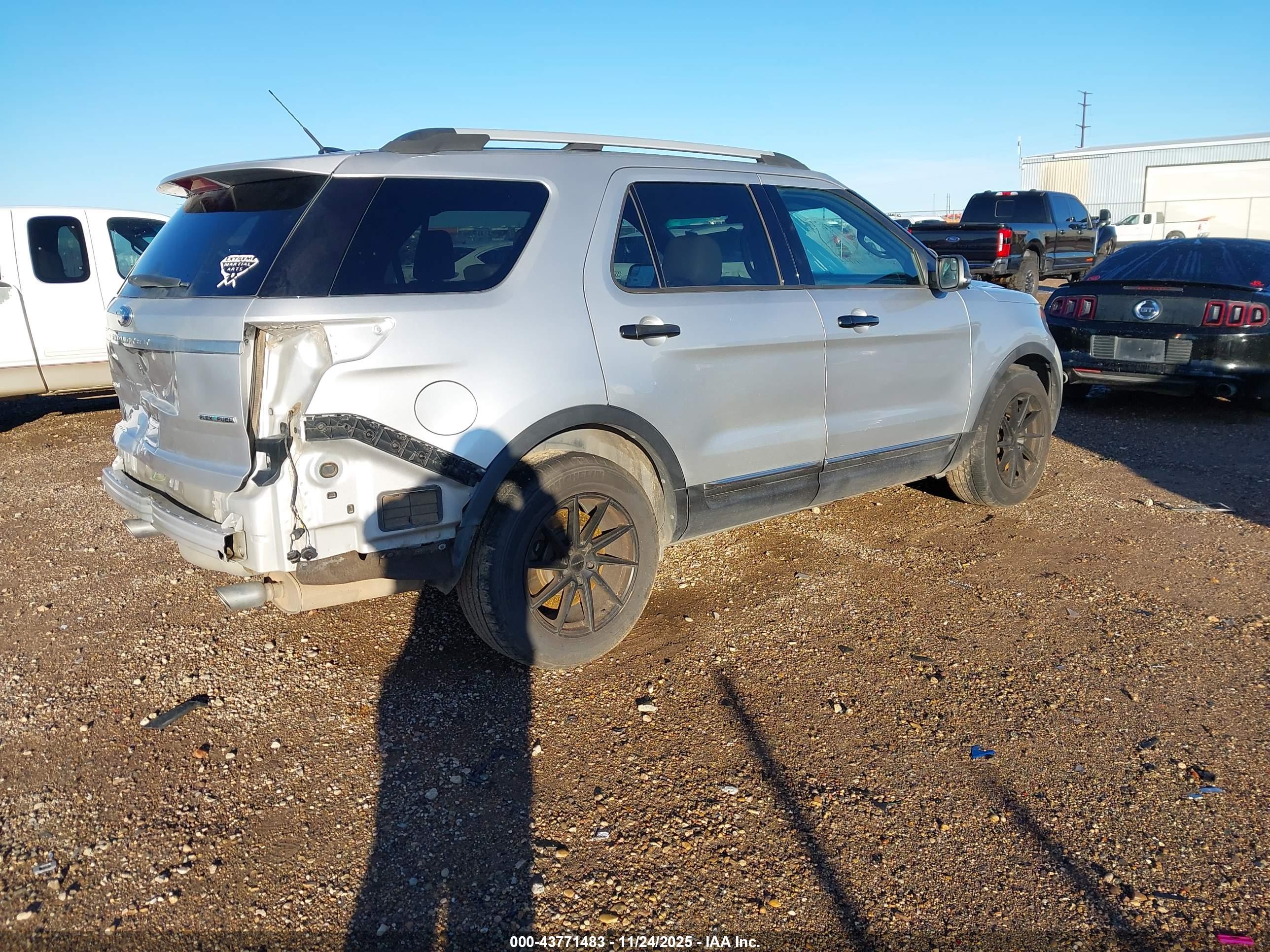 FORD EXPLORER image 4