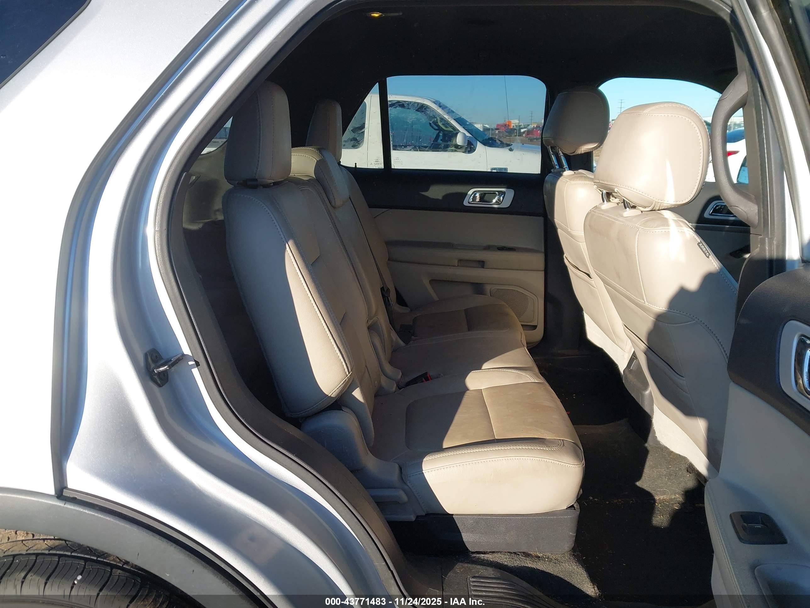 FORD EXPLORER image 8