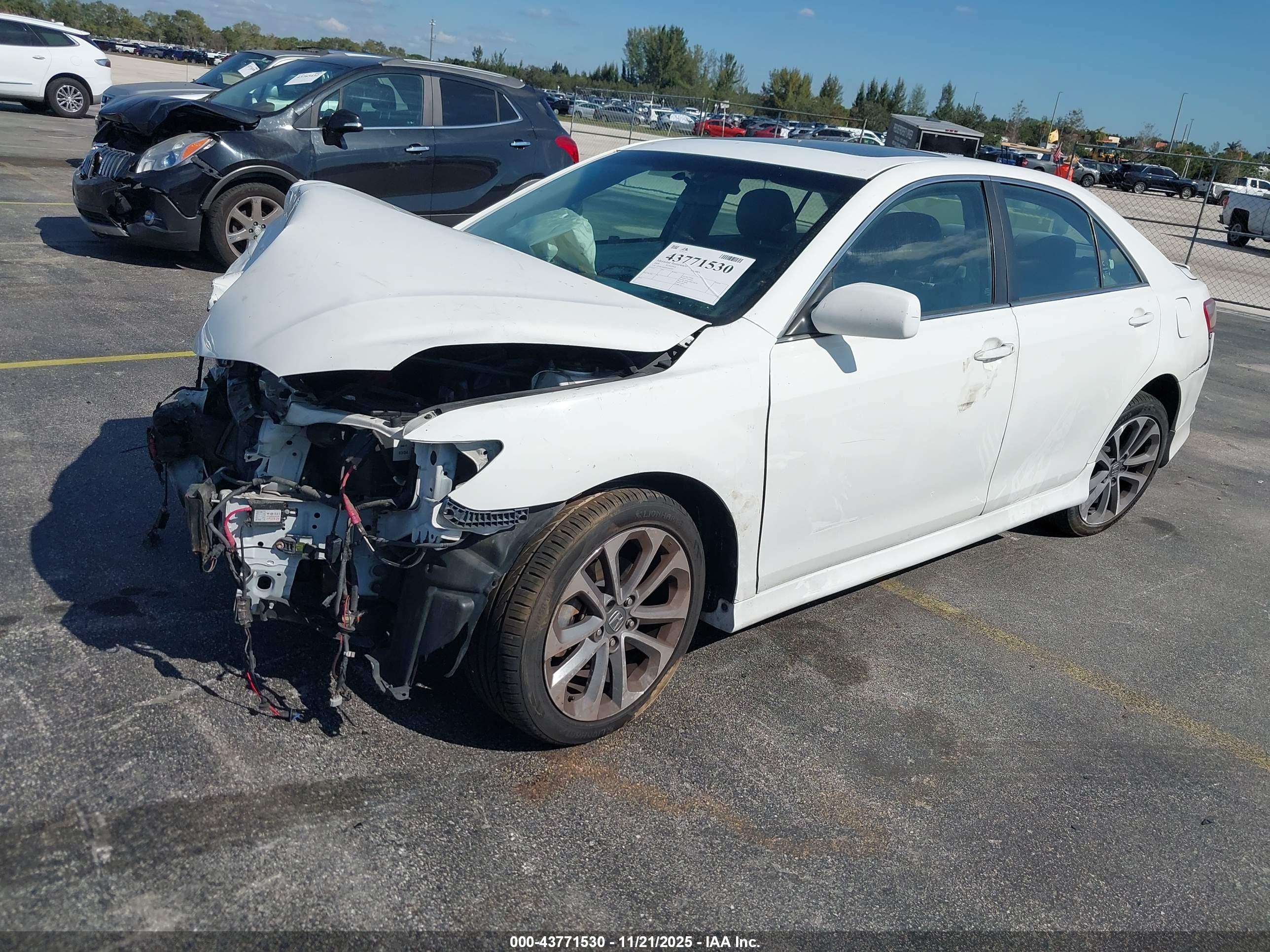 TOYOTA CAMRY image 2