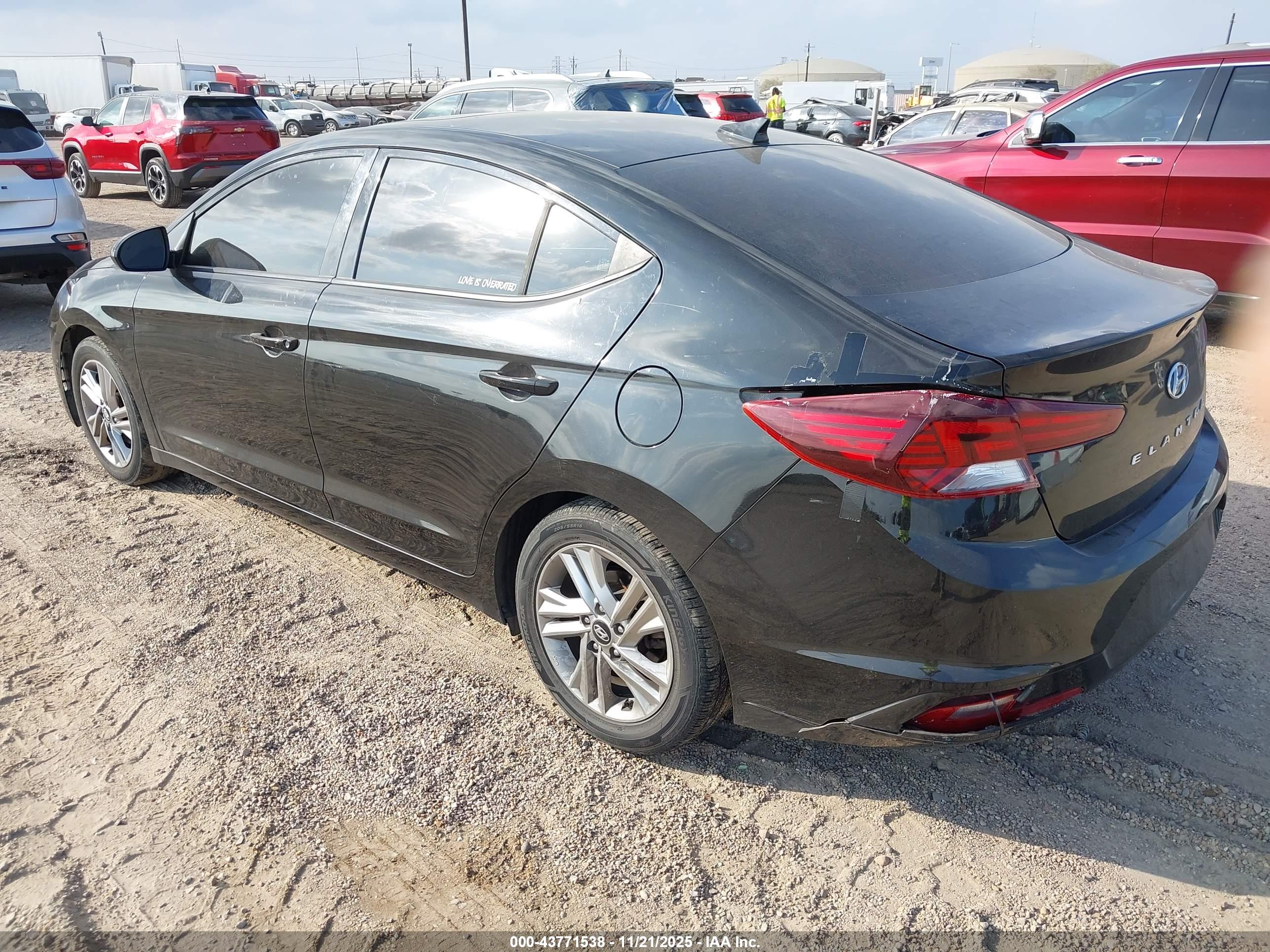 HYUNDAI ELANTRA image 3
