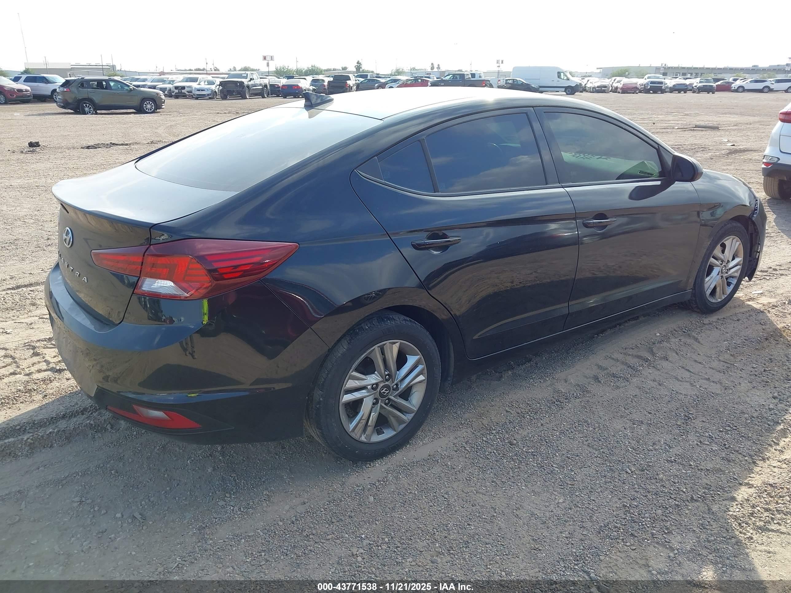 HYUNDAI ELANTRA image 4