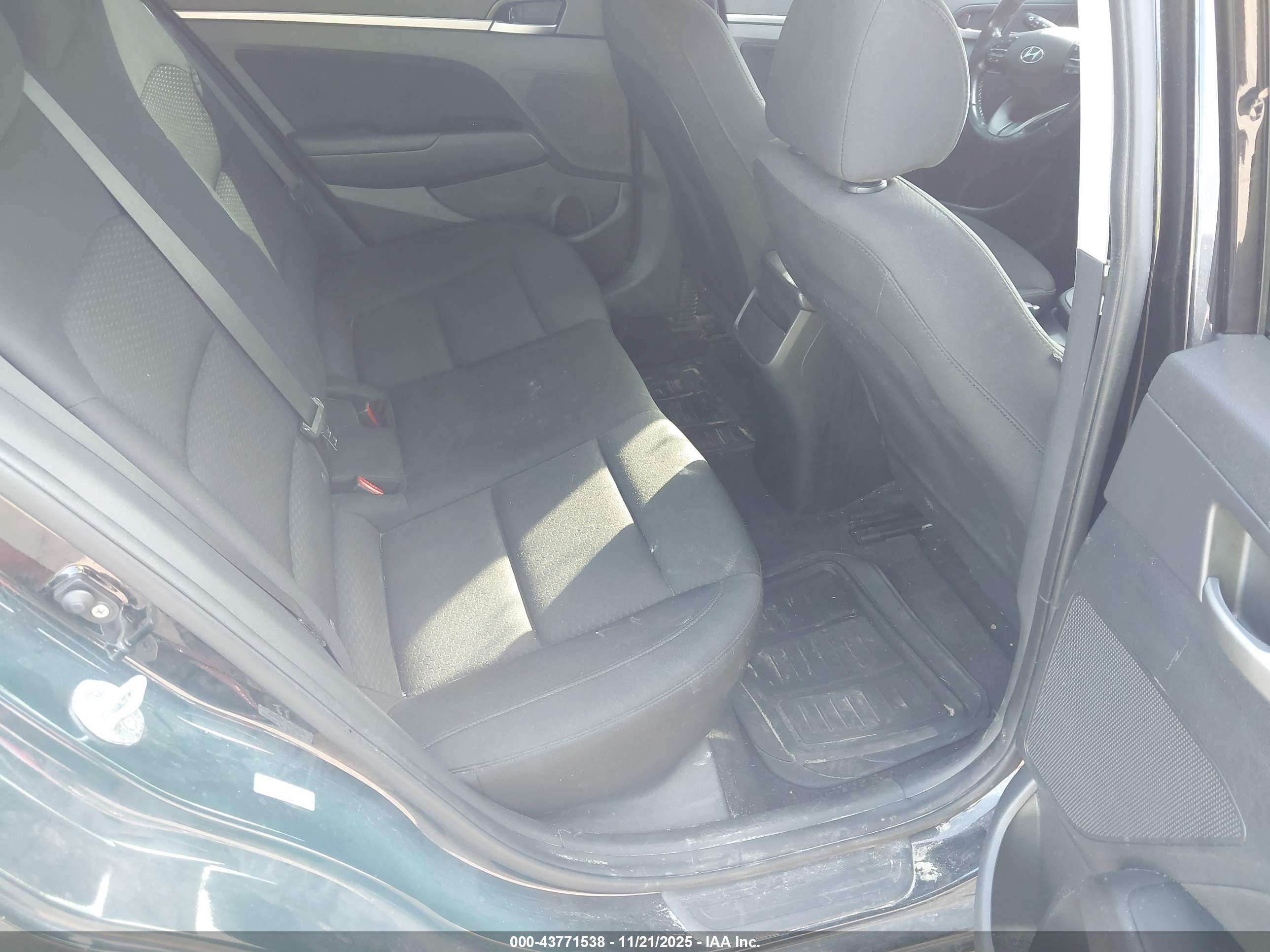 HYUNDAI ELANTRA image 8