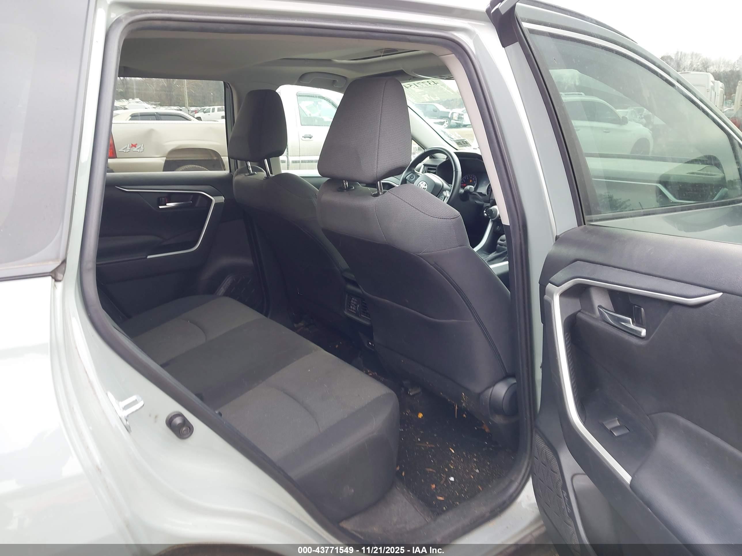 TOYOTA RAV4 image 8