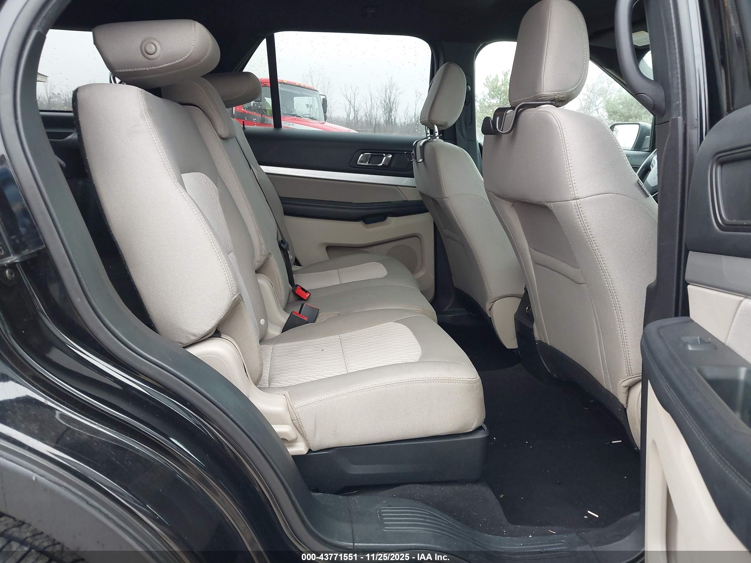 FORD EXPLORER image 8