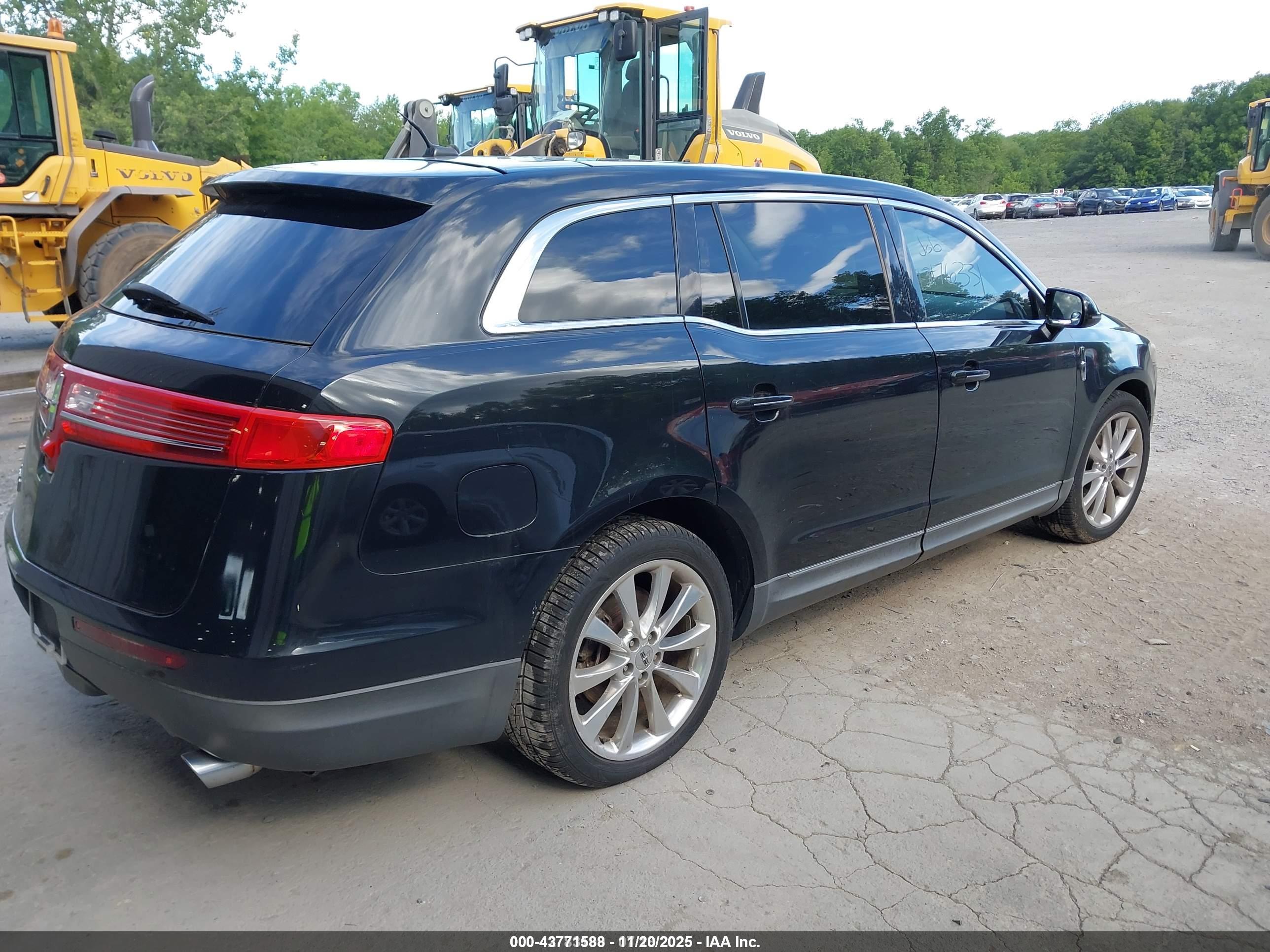 LINCOLN MKT image 4