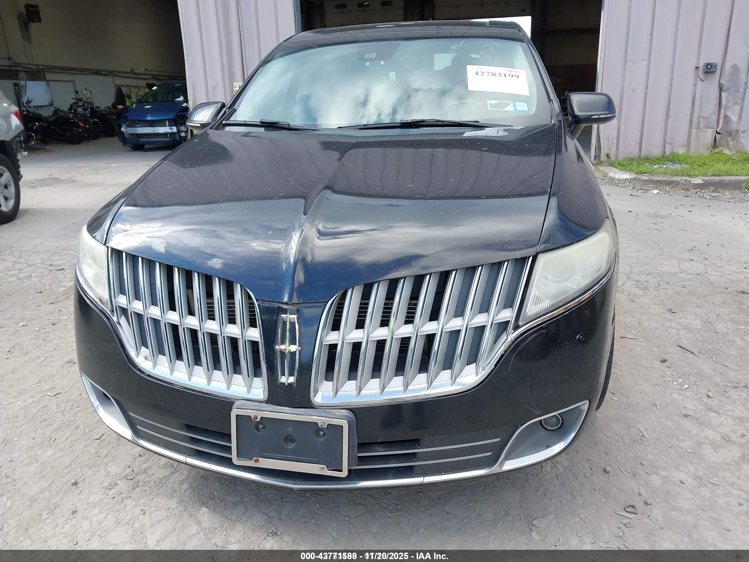 LINCOLN MKT image 6