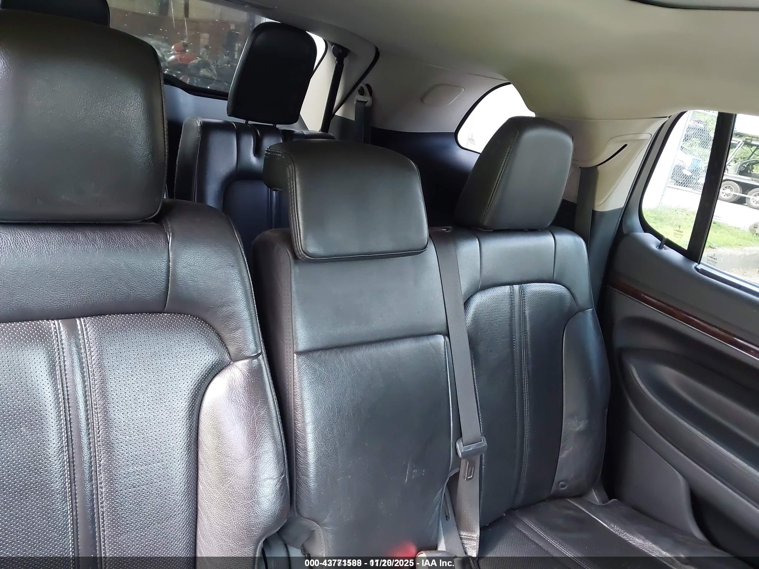 LINCOLN MKT image 8