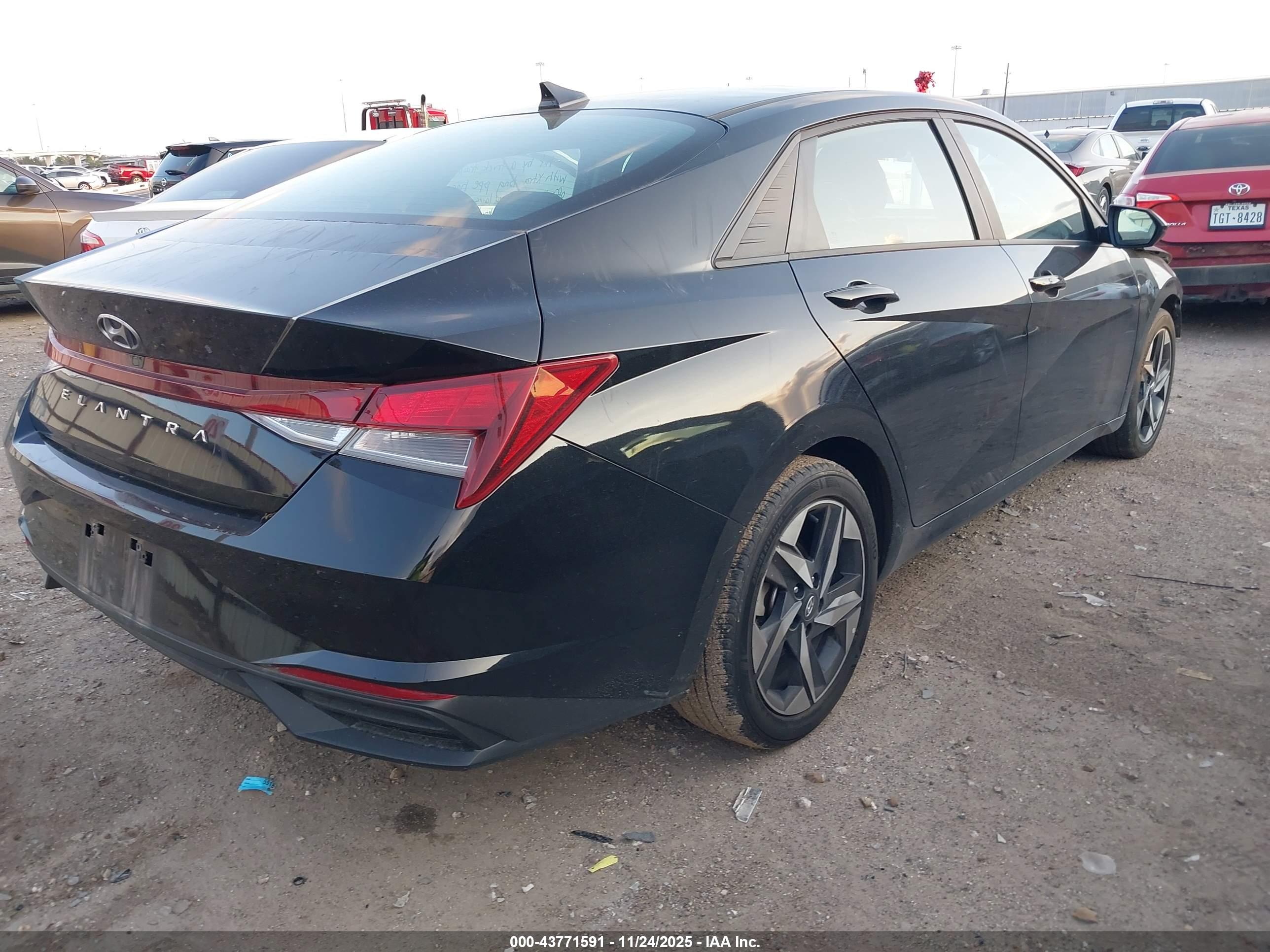 HYUNDAI ELANTRA image 4