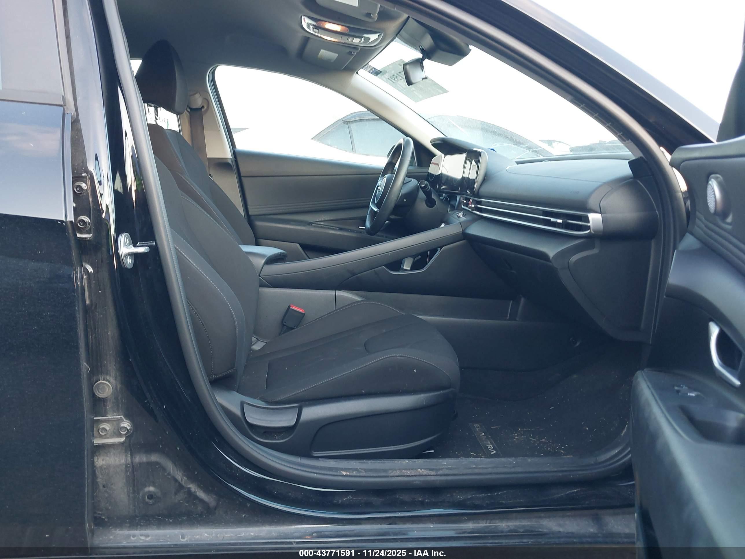 HYUNDAI ELANTRA image 5