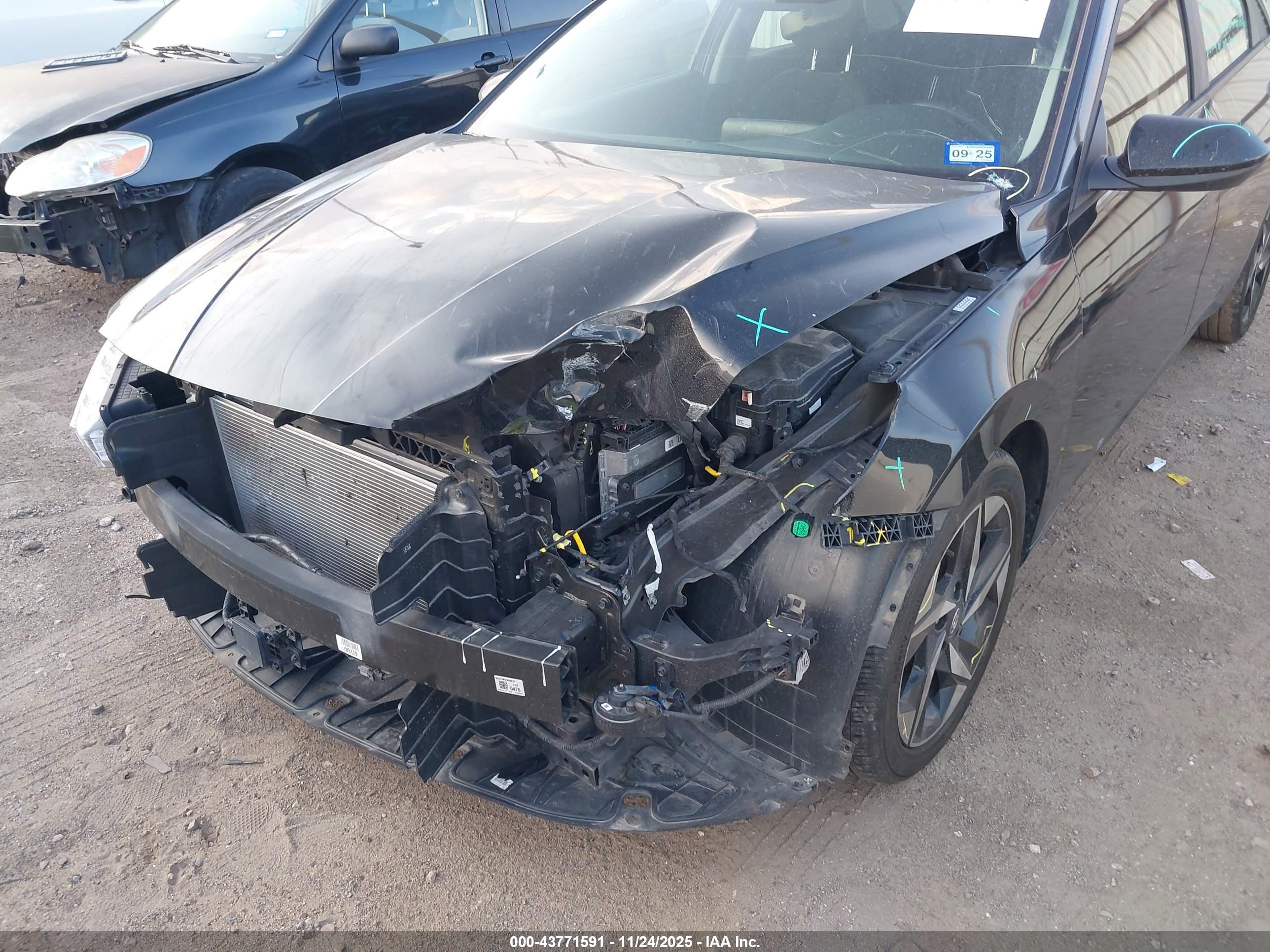 HYUNDAI ELANTRA image 6