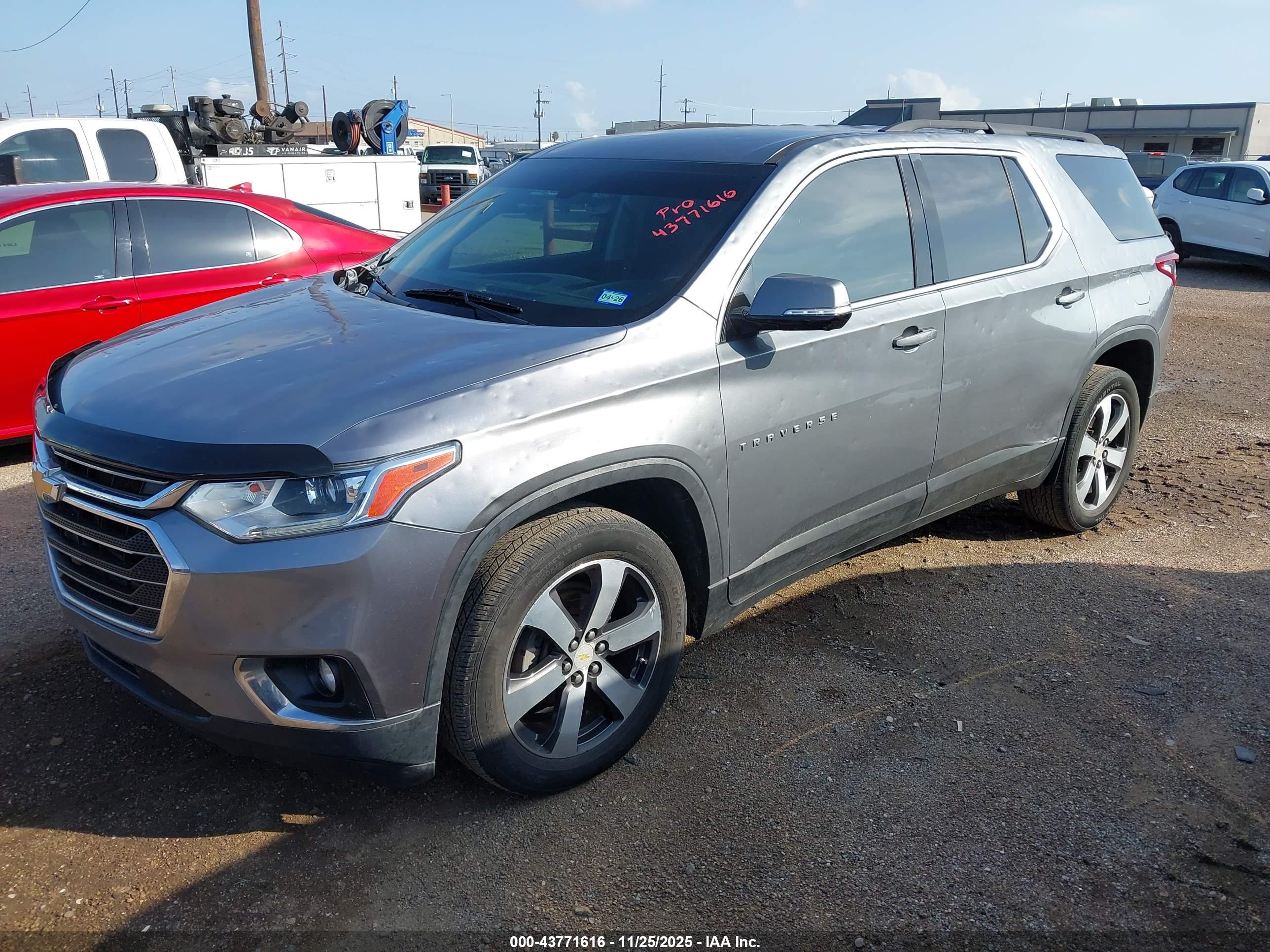 CHEVROLET TRAVERSE image 2