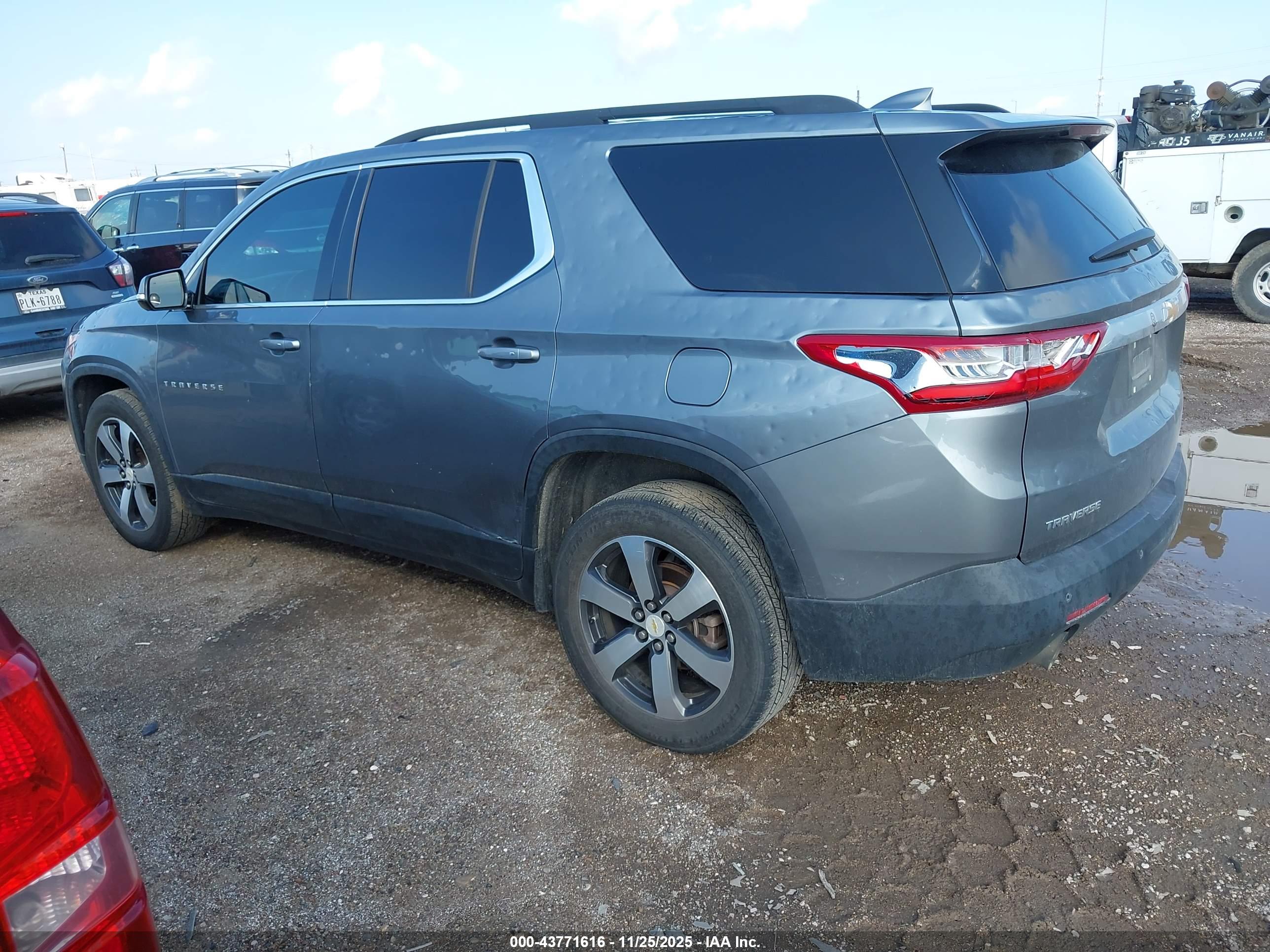 CHEVROLET TRAVERSE image 3