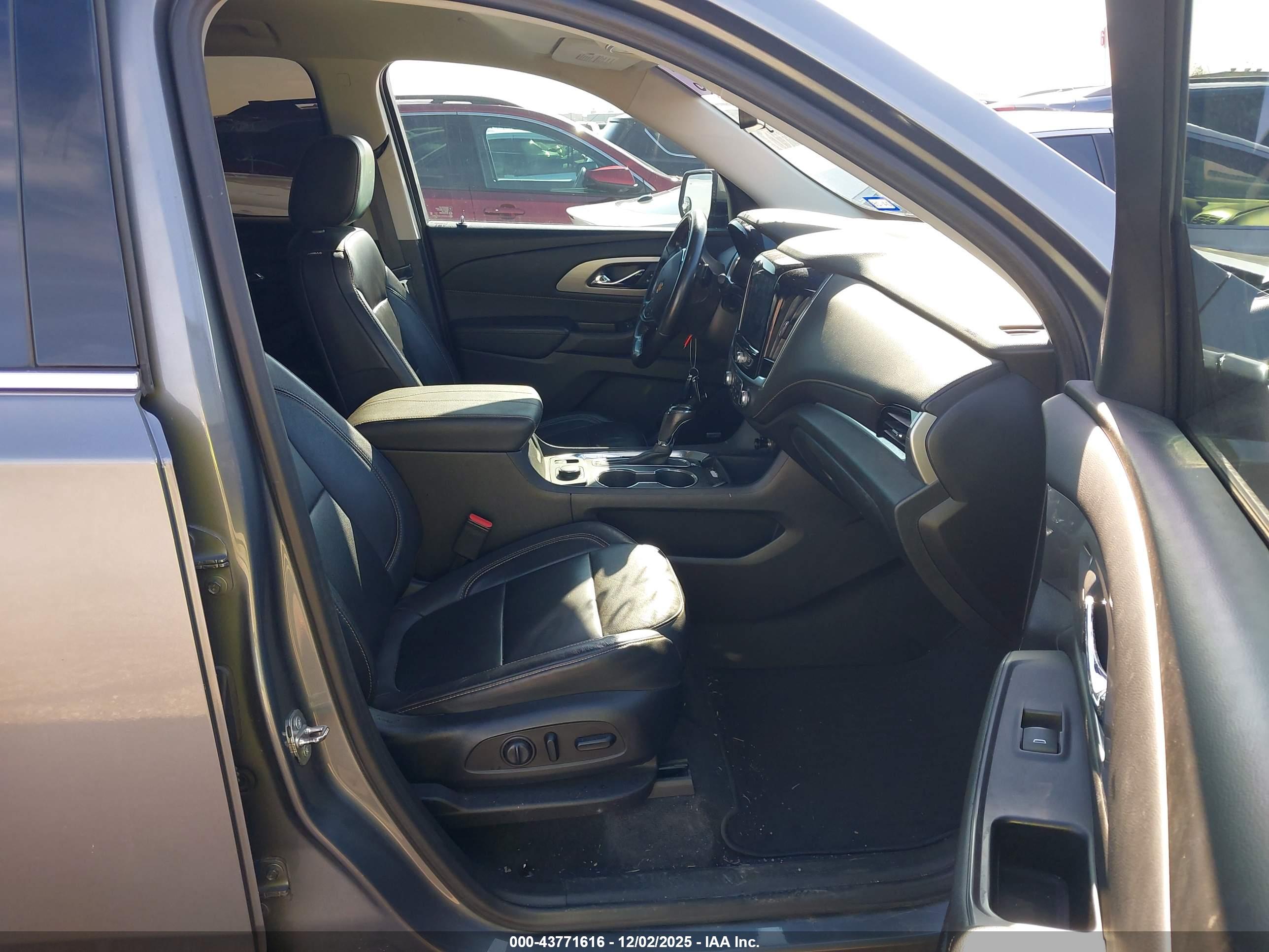 CHEVROLET TRAVERSE image 5