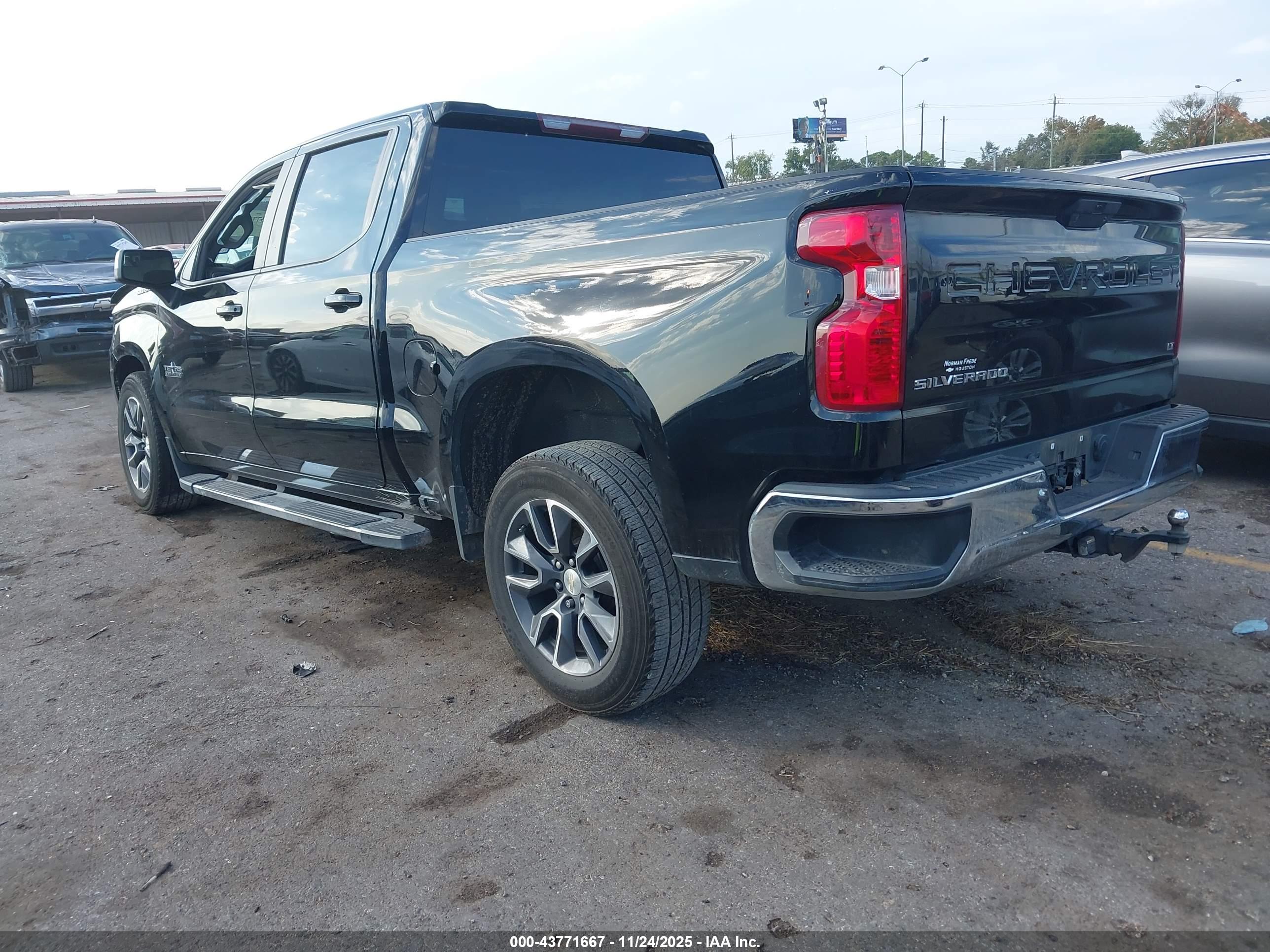 CHEVROLET SILVERADO image 3
