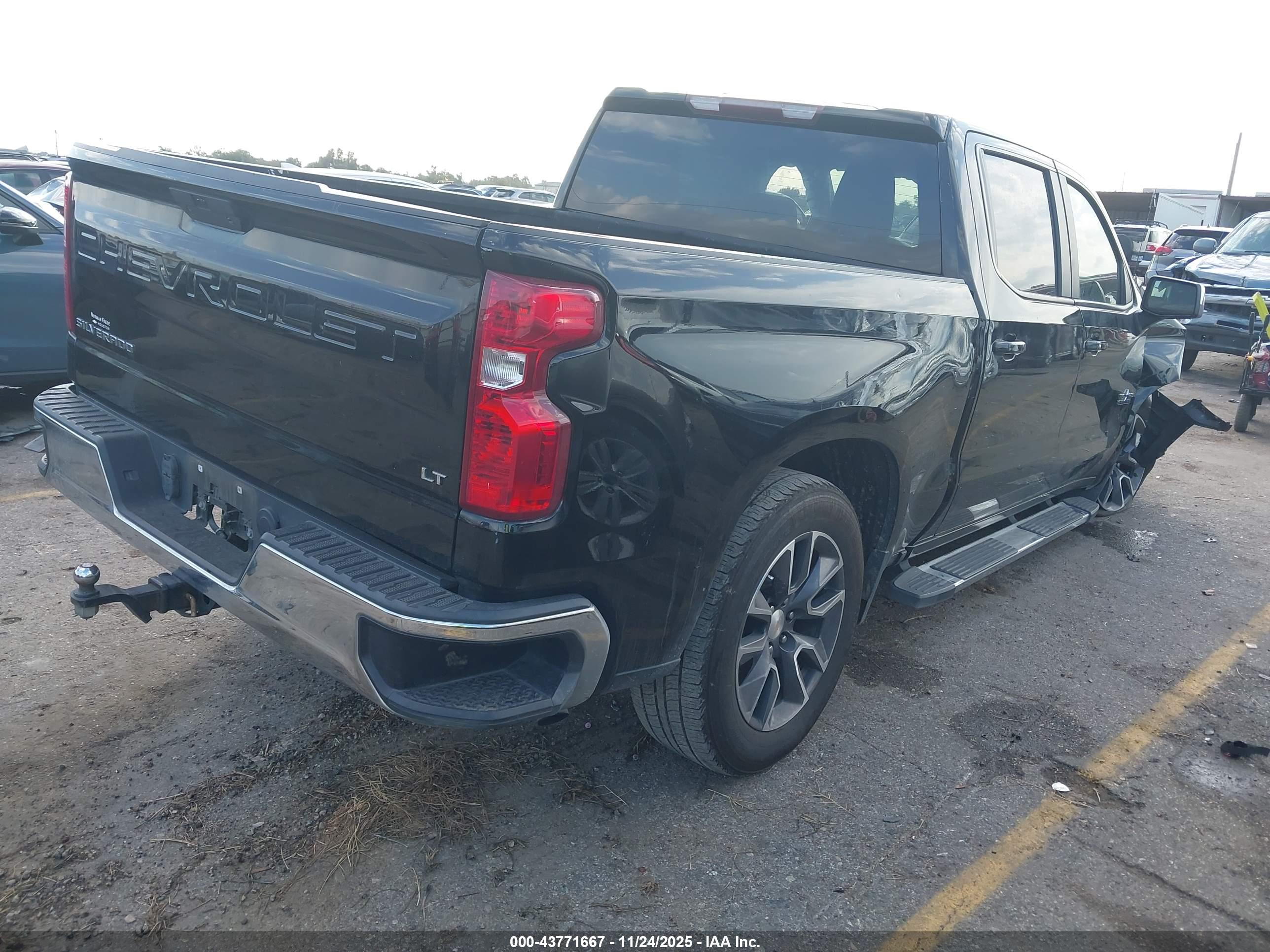 CHEVROLET SILVERADO image 4