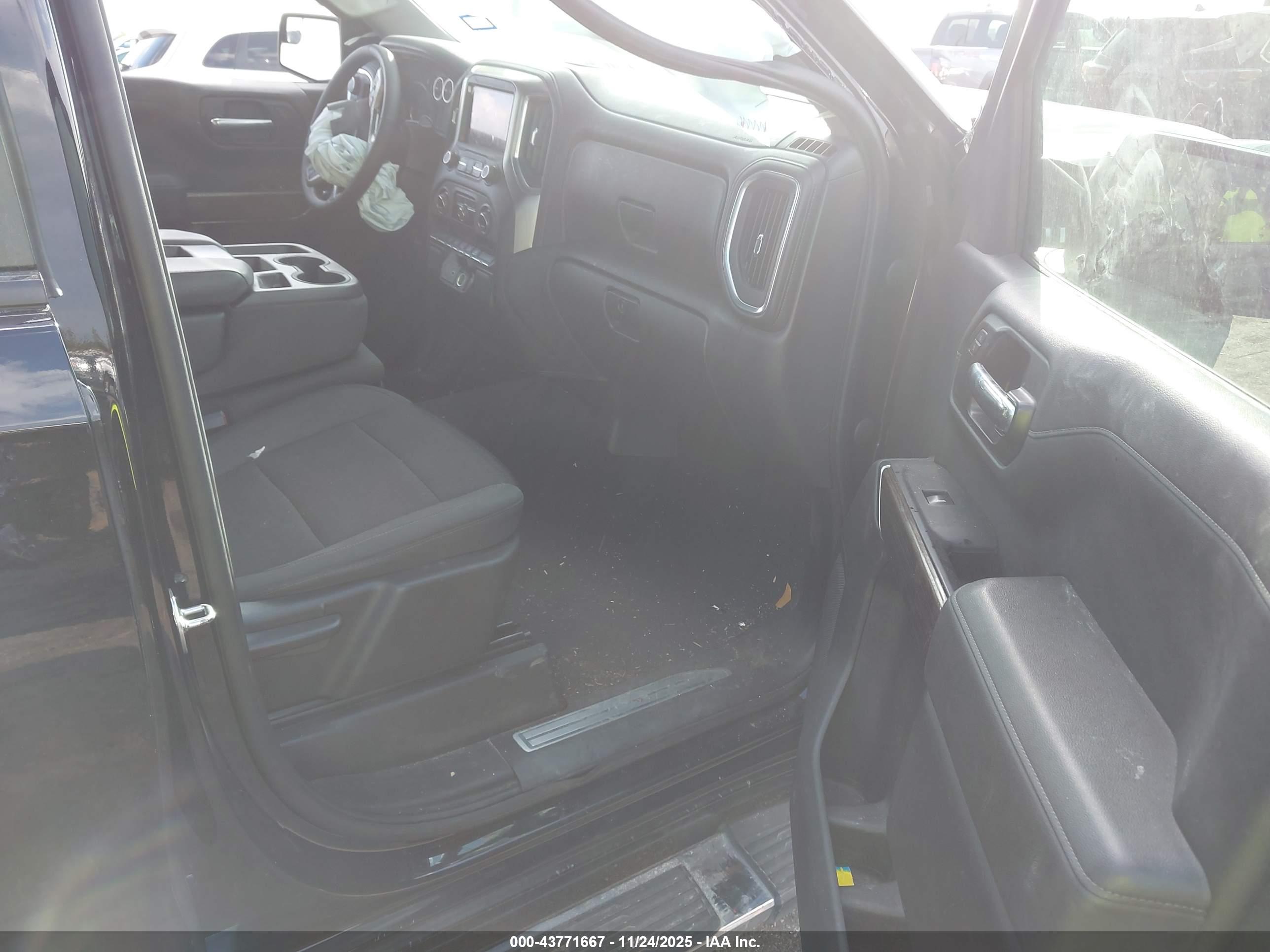 CHEVROLET SILVERADO image 5