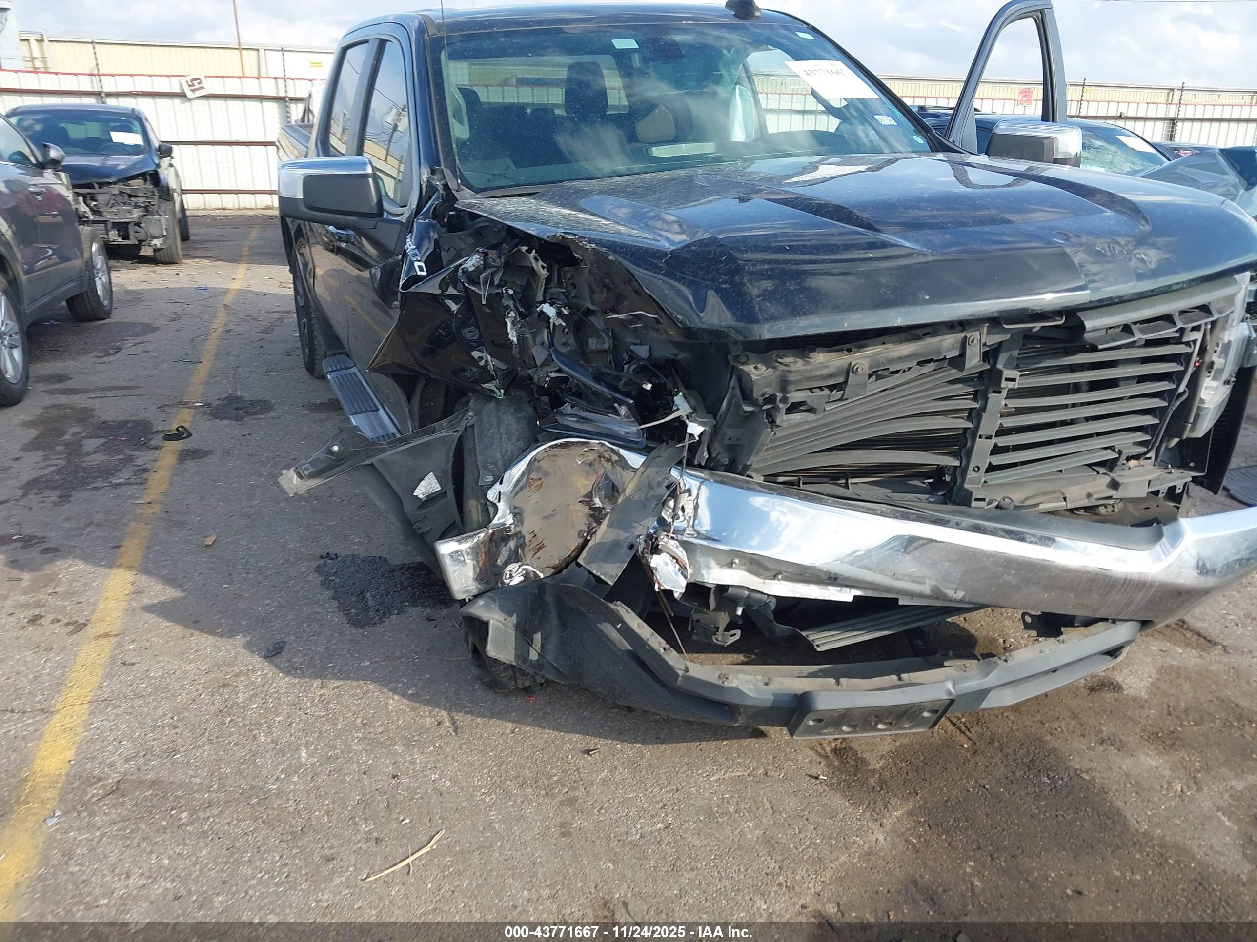 CHEVROLET SILVERADO image 6