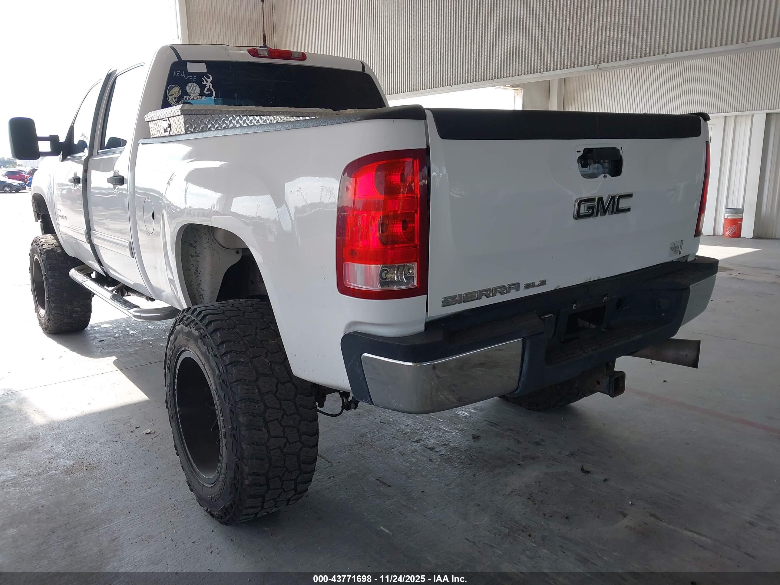 GMC SIERRA image 3