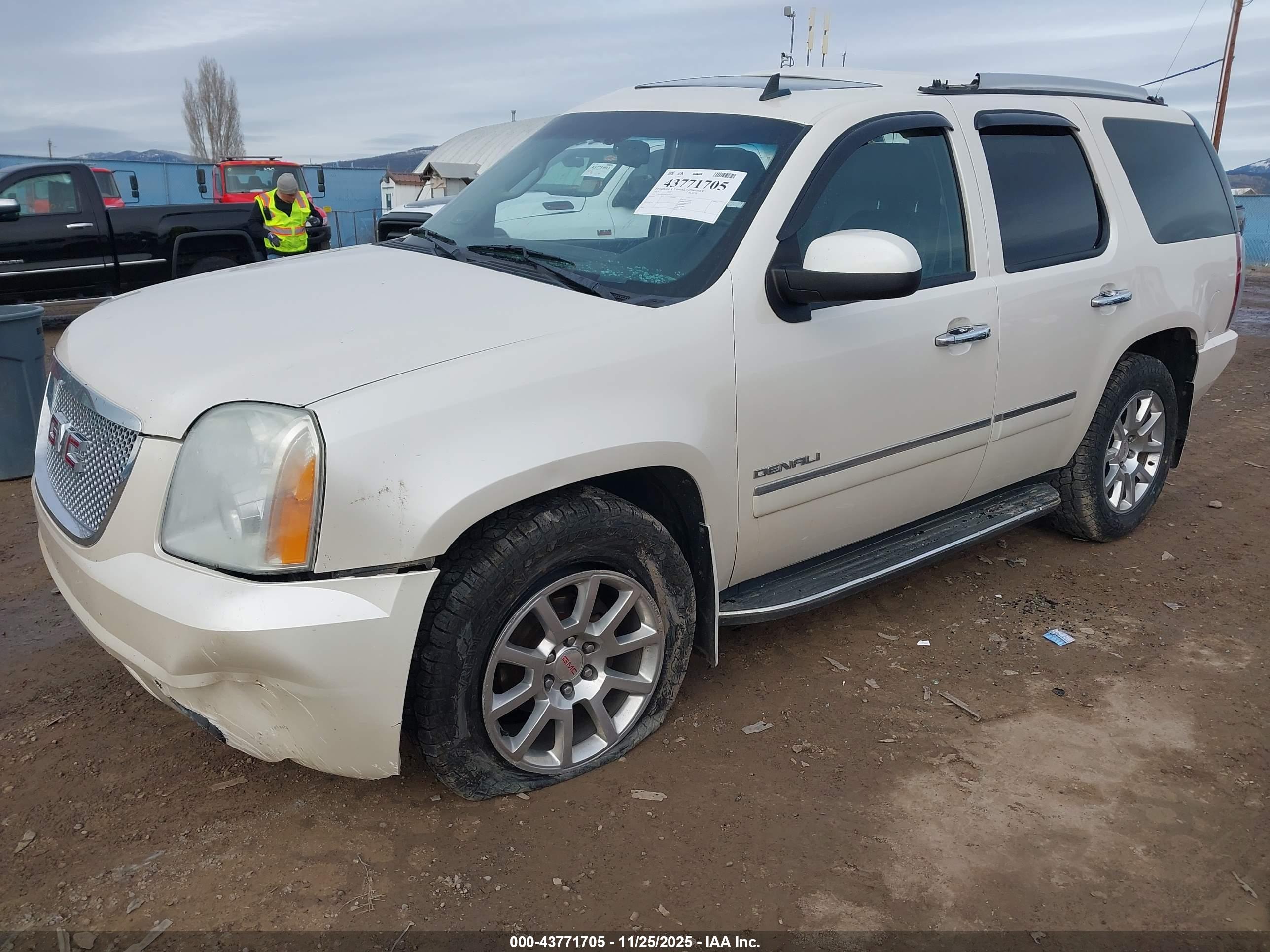 GMC YUKON image 2