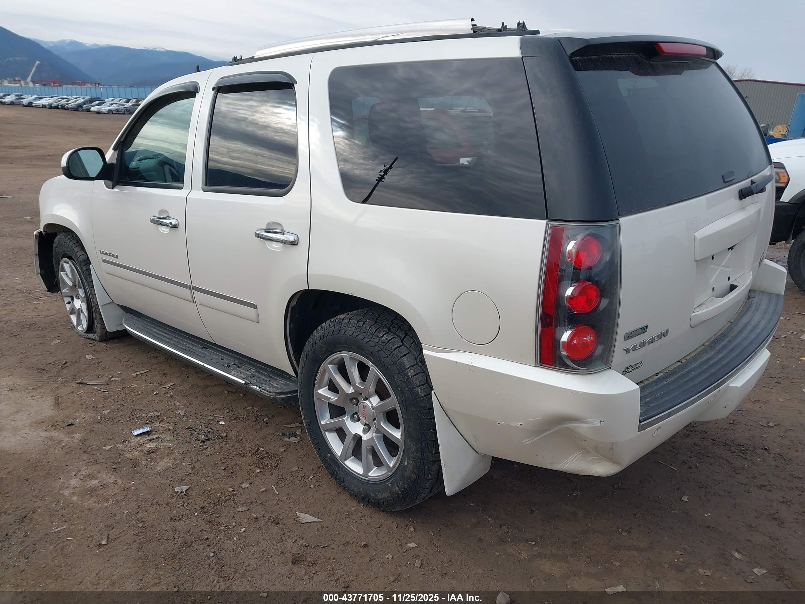 GMC YUKON image 3