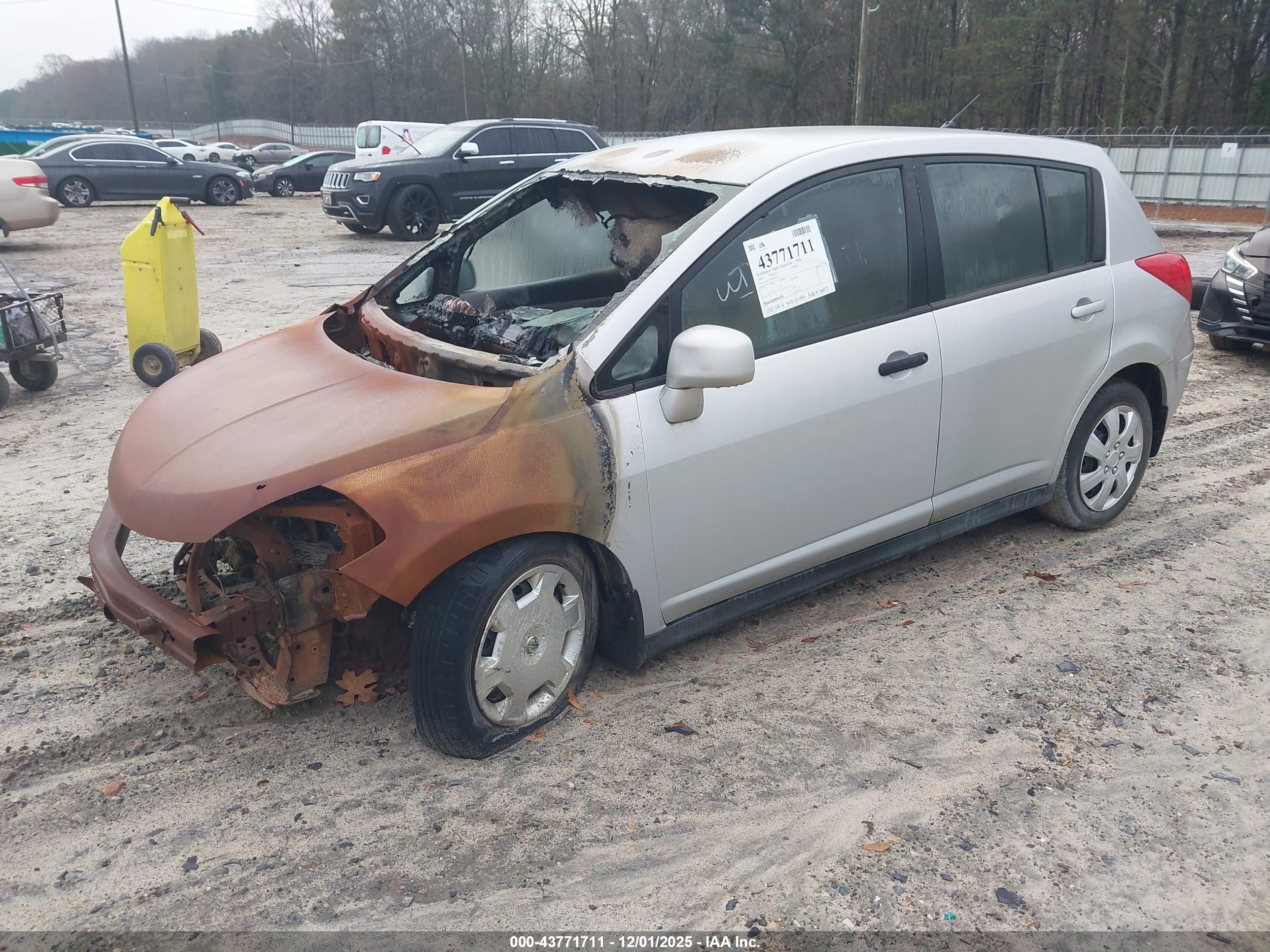 NISSAN VERSA image 2