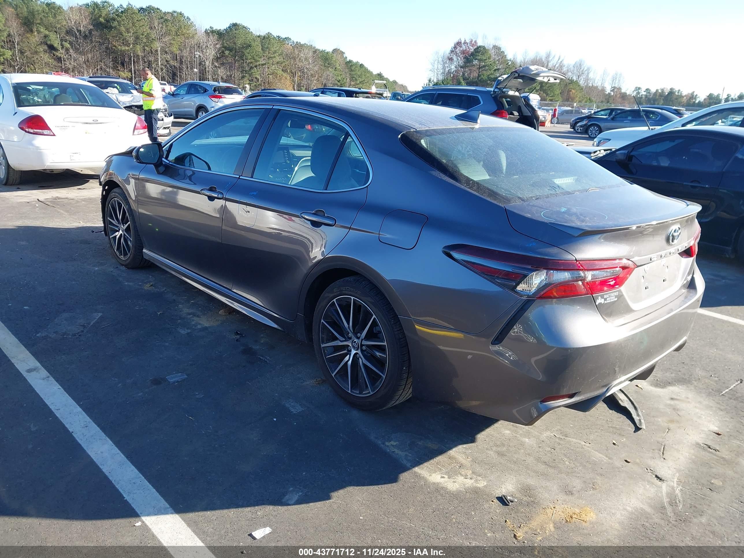 TOYOTA CAMRY image 3