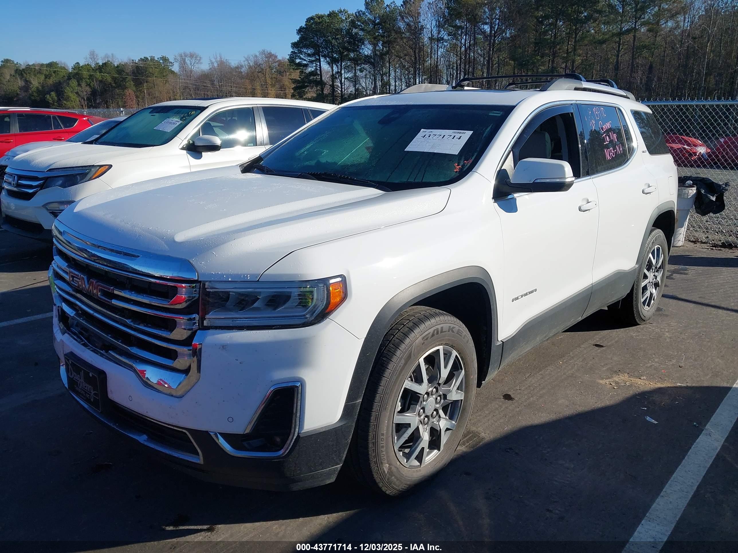 GMC ACADIA image 2